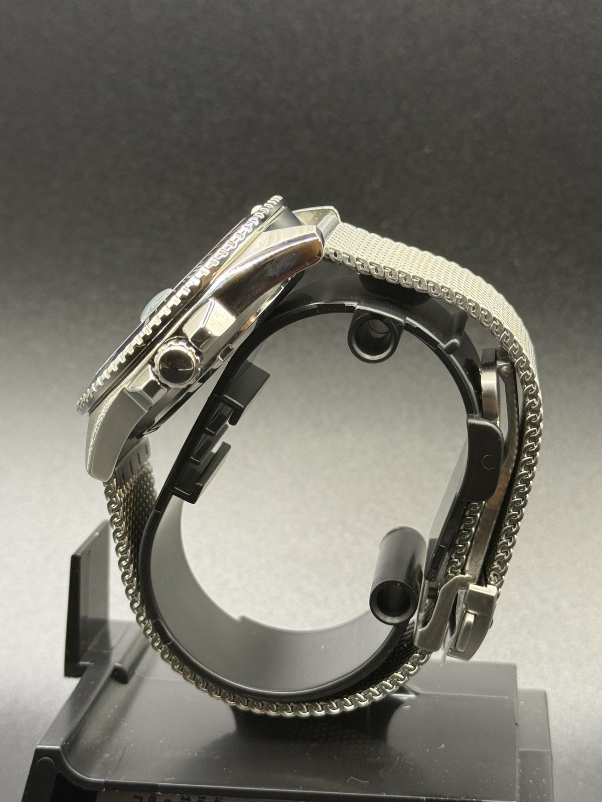 Casio Duro Batman – Custom Mod | Cyclops Mineral Crystal | Milanese