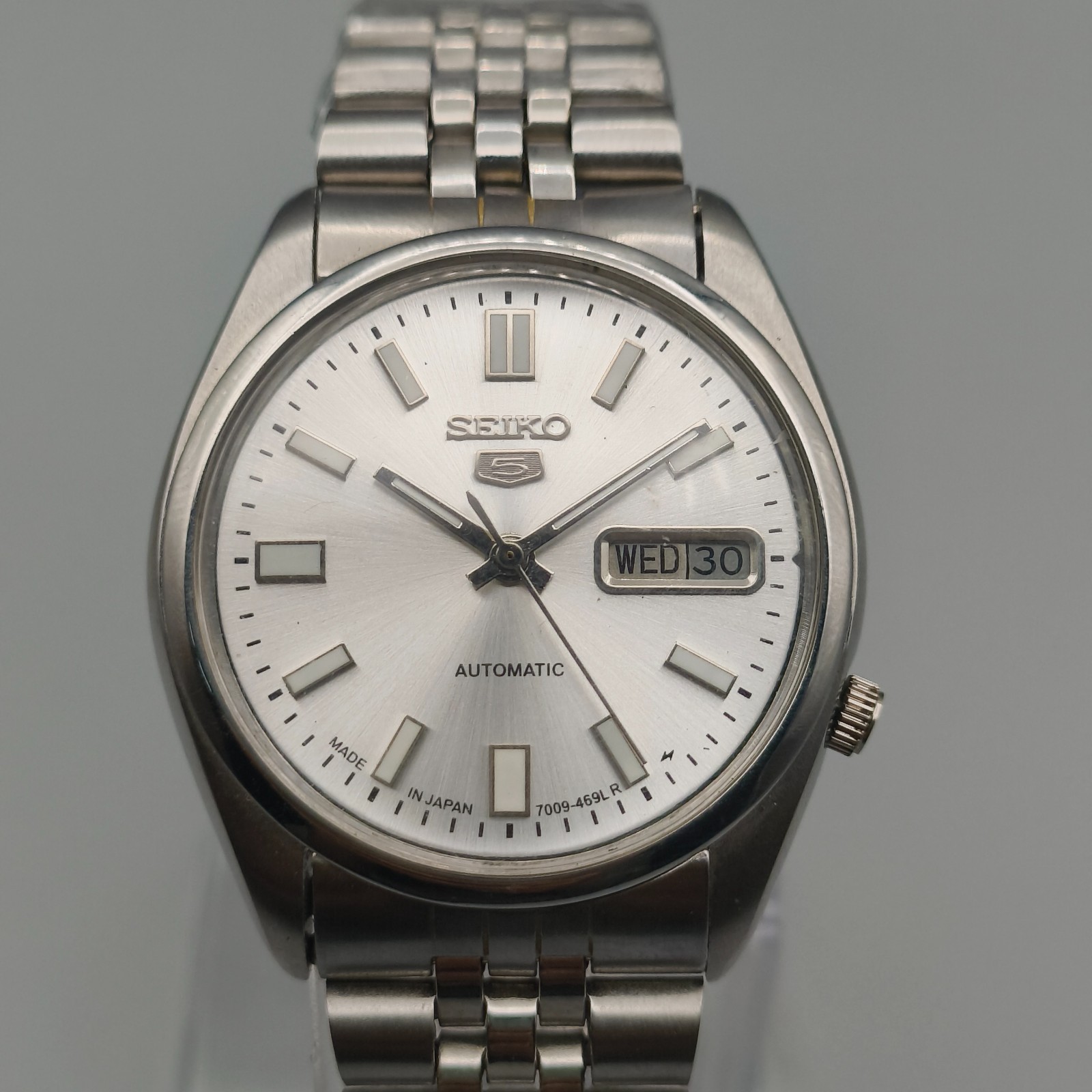 Vintage Seiko 5 Automatic 7009 Mens Watch White Dial 37 mm Day Date Japan Made
