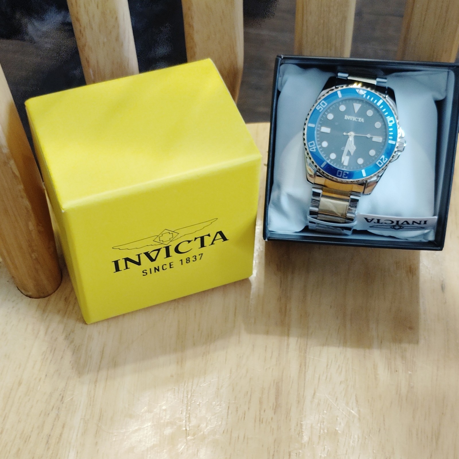Invicta Pro Diver Men’s Analog Quartz Diver 3ATM Blue Bezel Black Dial Two-Tone