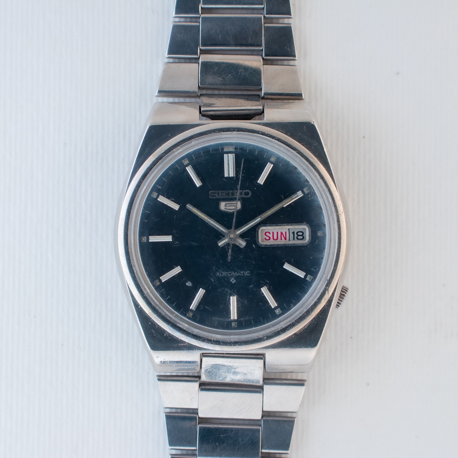 Vintage Seiko 5 Auto 6309-9000 English/Italian Day Dark Blue Dial Silver Accent