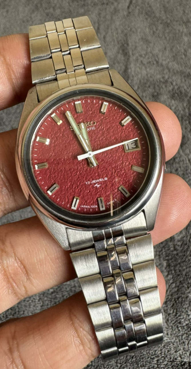 Seiko 5 Automatic 7009-8711 Red Textured Dial 17 Jewels Men’s Vintage Watch