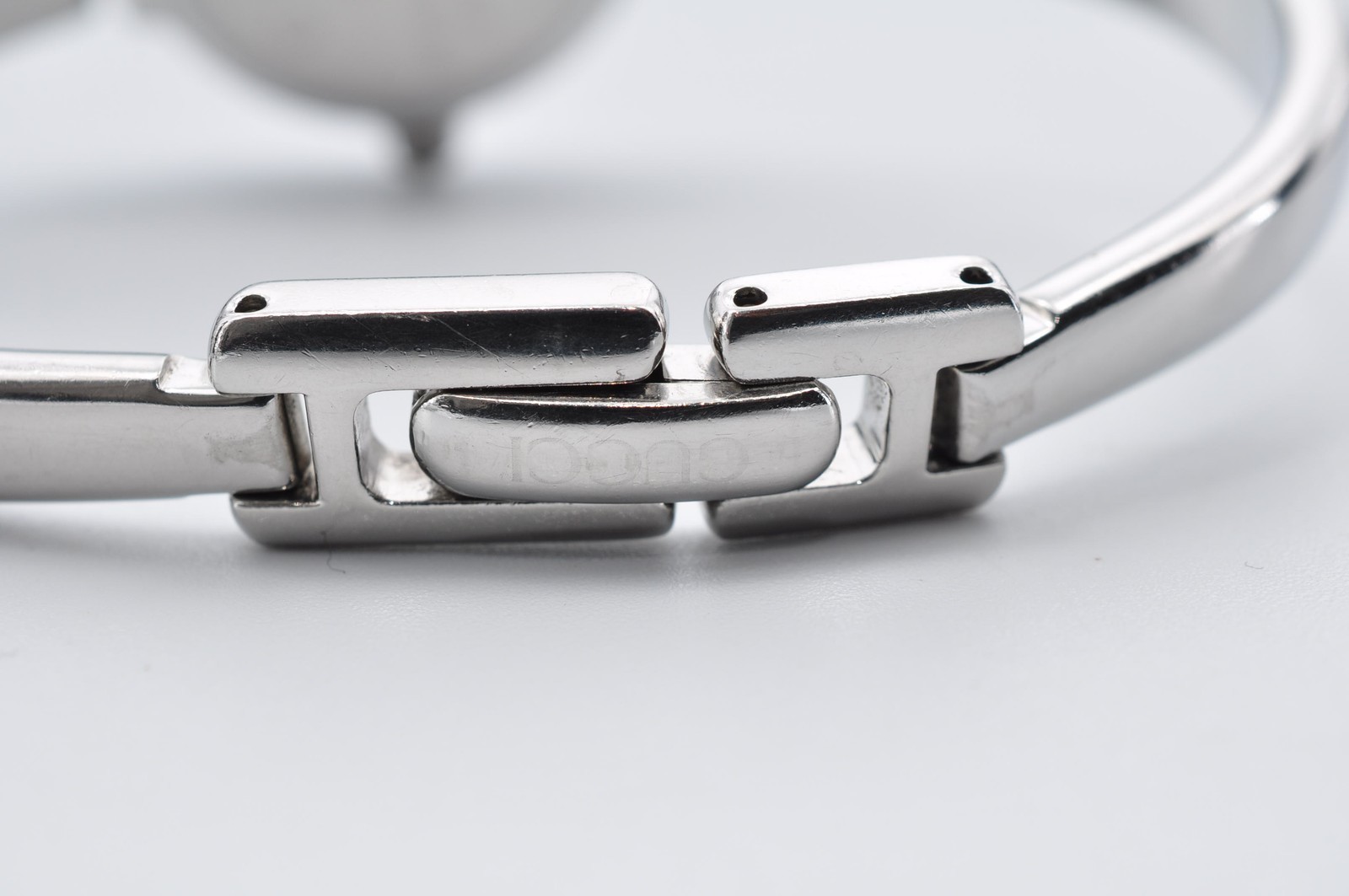 GUCCI 1400L Quartz Analog Silver Bangle Watch Women w-11130