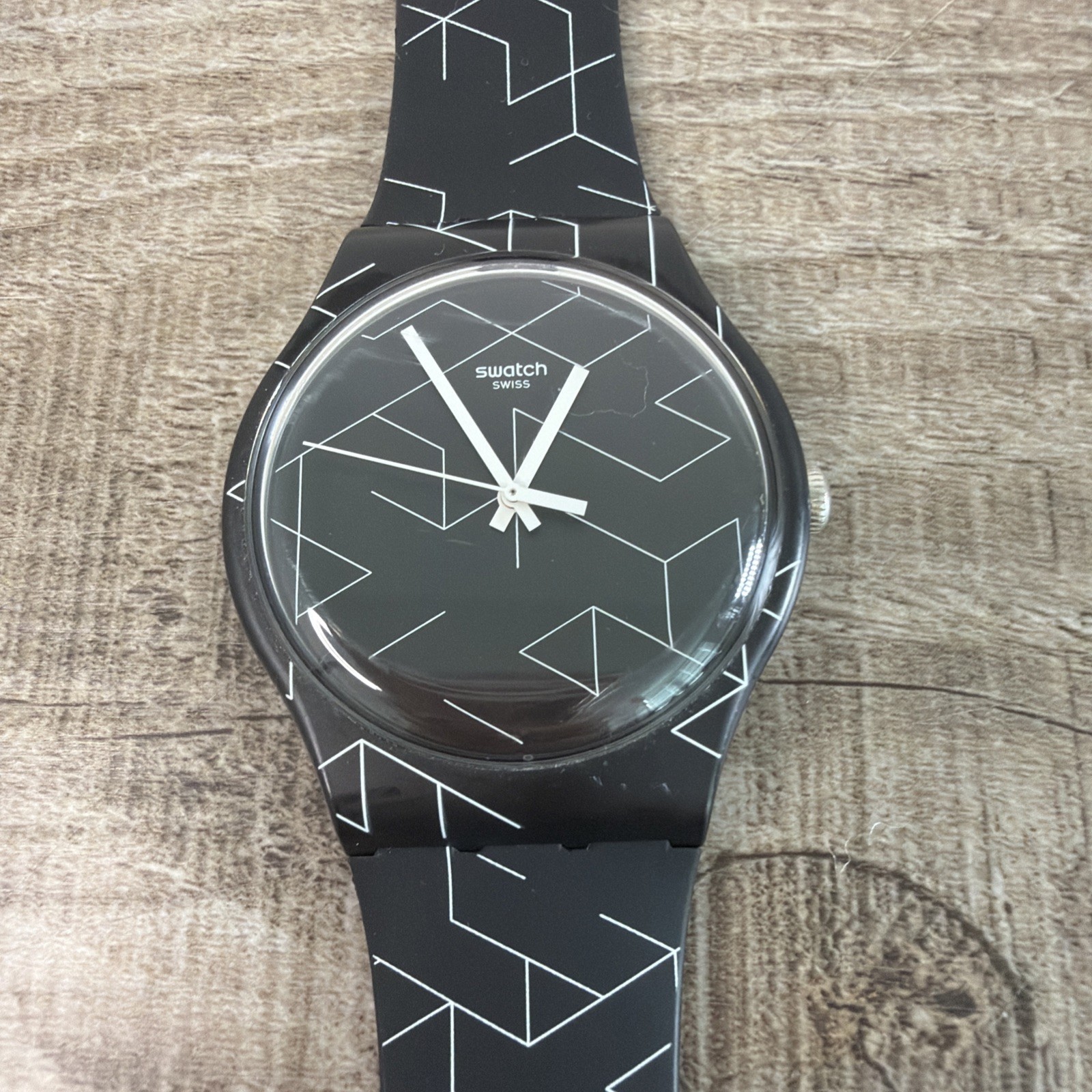Swatch CNOSSO (SUOB161) Black Watch with a White Geometric Pattern