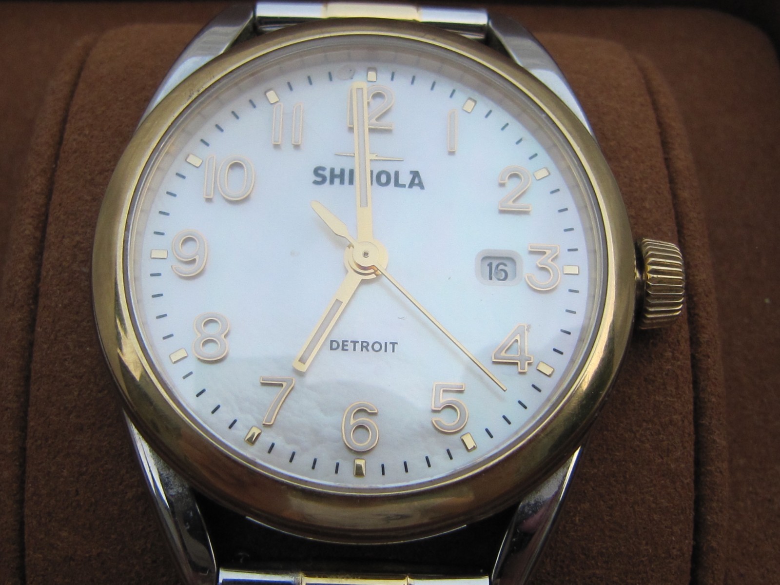 Shinola The Derby 38mm – Mother of Pearl Women – Pre Owned – Box