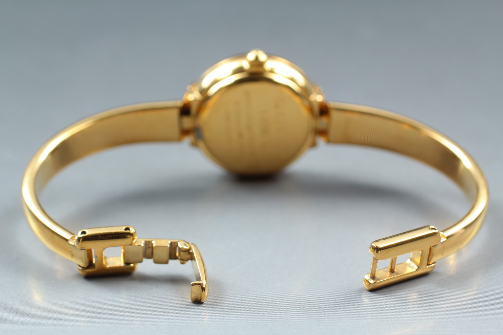 Gucci 1400L White Dial Gold Bangle Quartz 25mm Ladies Watch From JAPAN