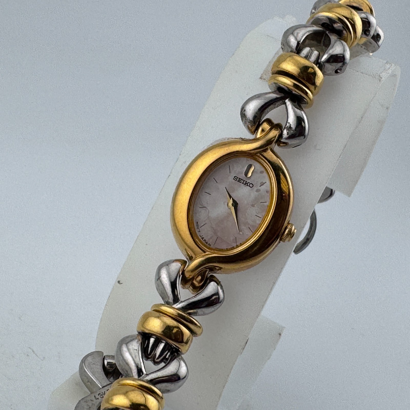 VTG Seiko Quartz Watch 1N00-6E60 Women Gold Tone Oval MOP Analog New Batter 6.5″