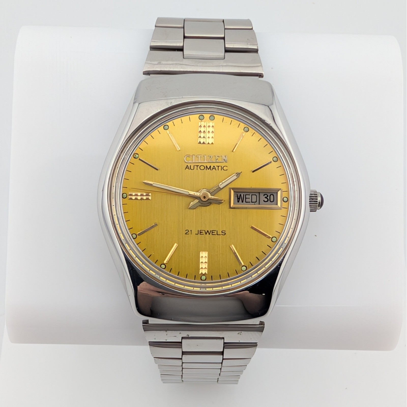 Vintage Citizen Automatic Gold Linen Dial Diamond-Style Indexes 4-823729K Runs