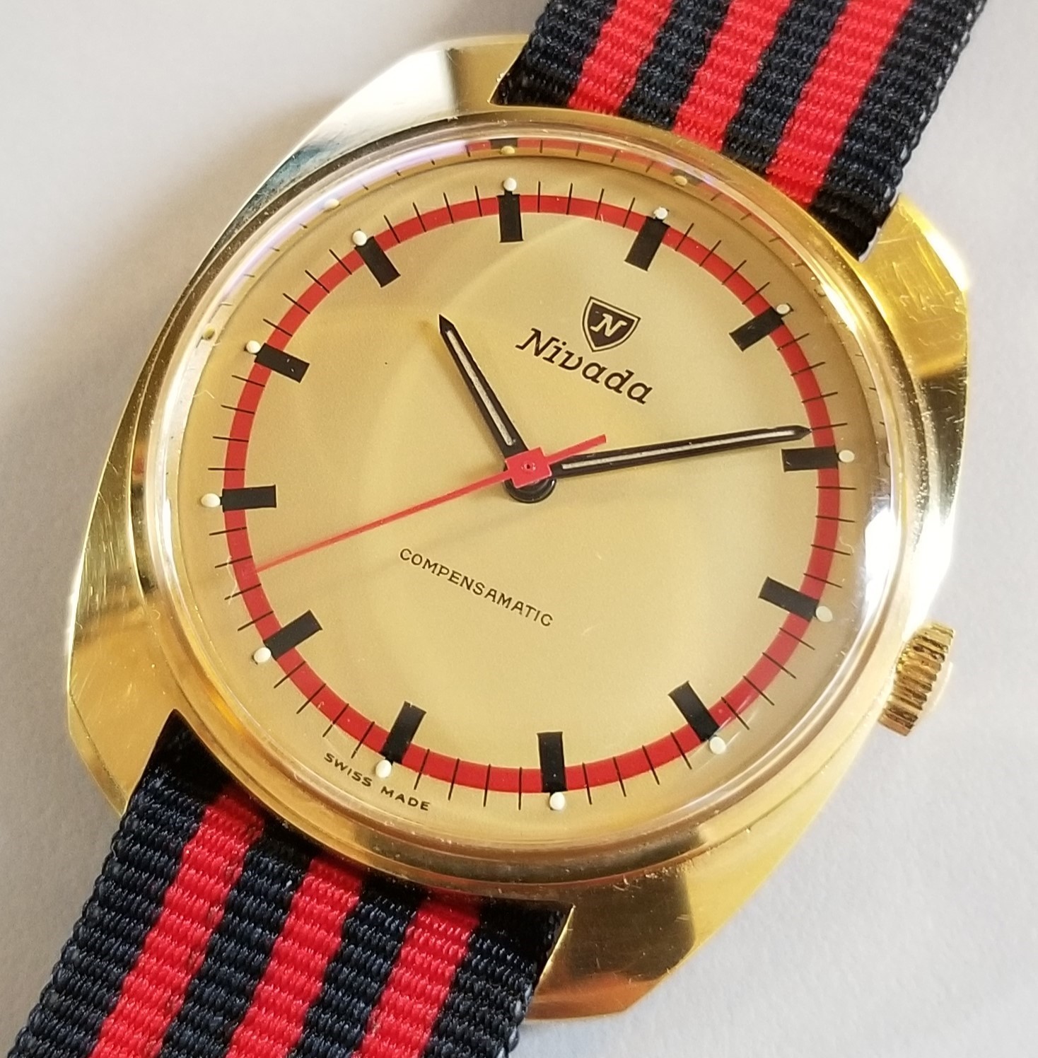 NIVADA COMPENSAMATIC 36058 SWISS NOS VINTAGE RARE 34 MM WIND UP MEN’S WATCH