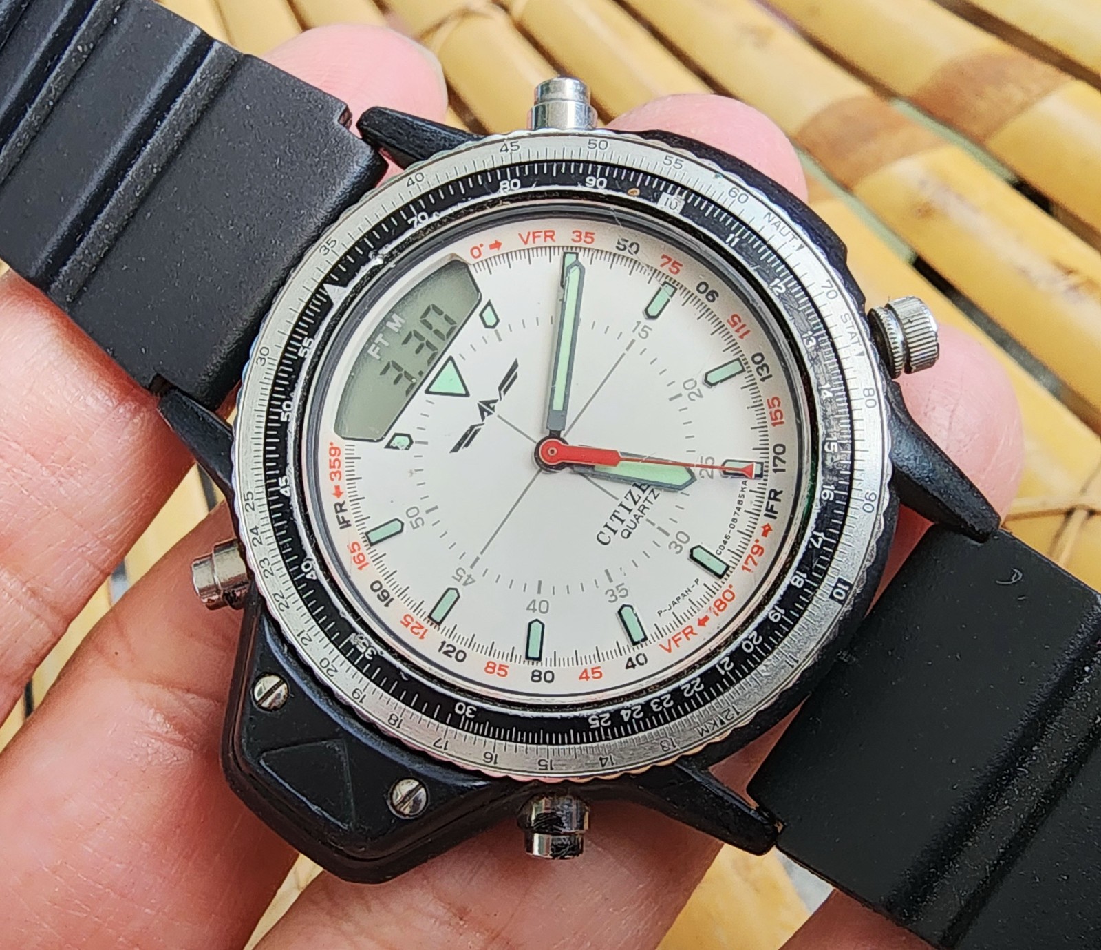 Vintage Citizen C046-088531 Altimeter Barometric Alarm Digital Analog Date.