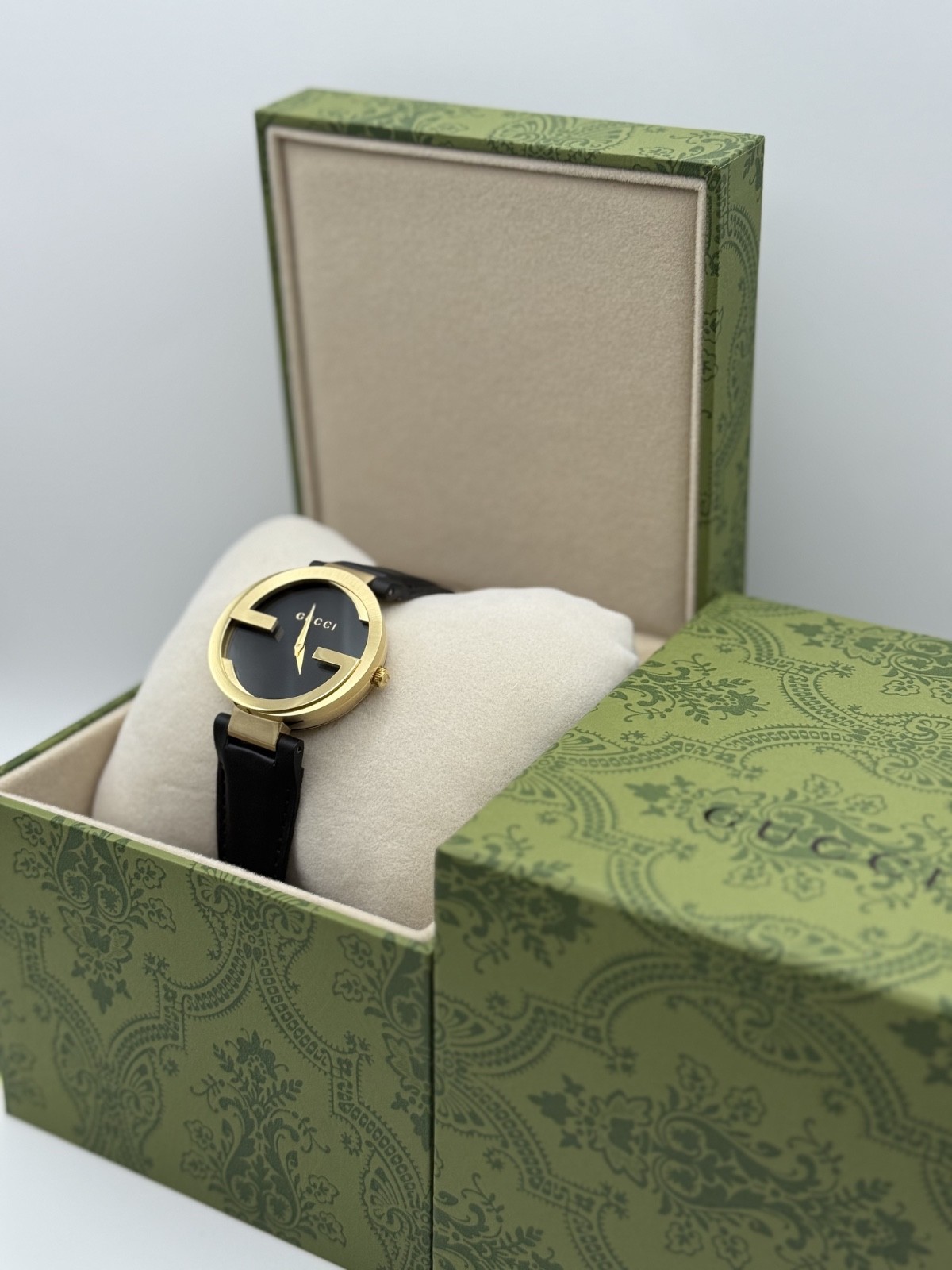 Gucci YA133312 Interlocking-G Grammy Special 37MM Unisex Black Leather Watch