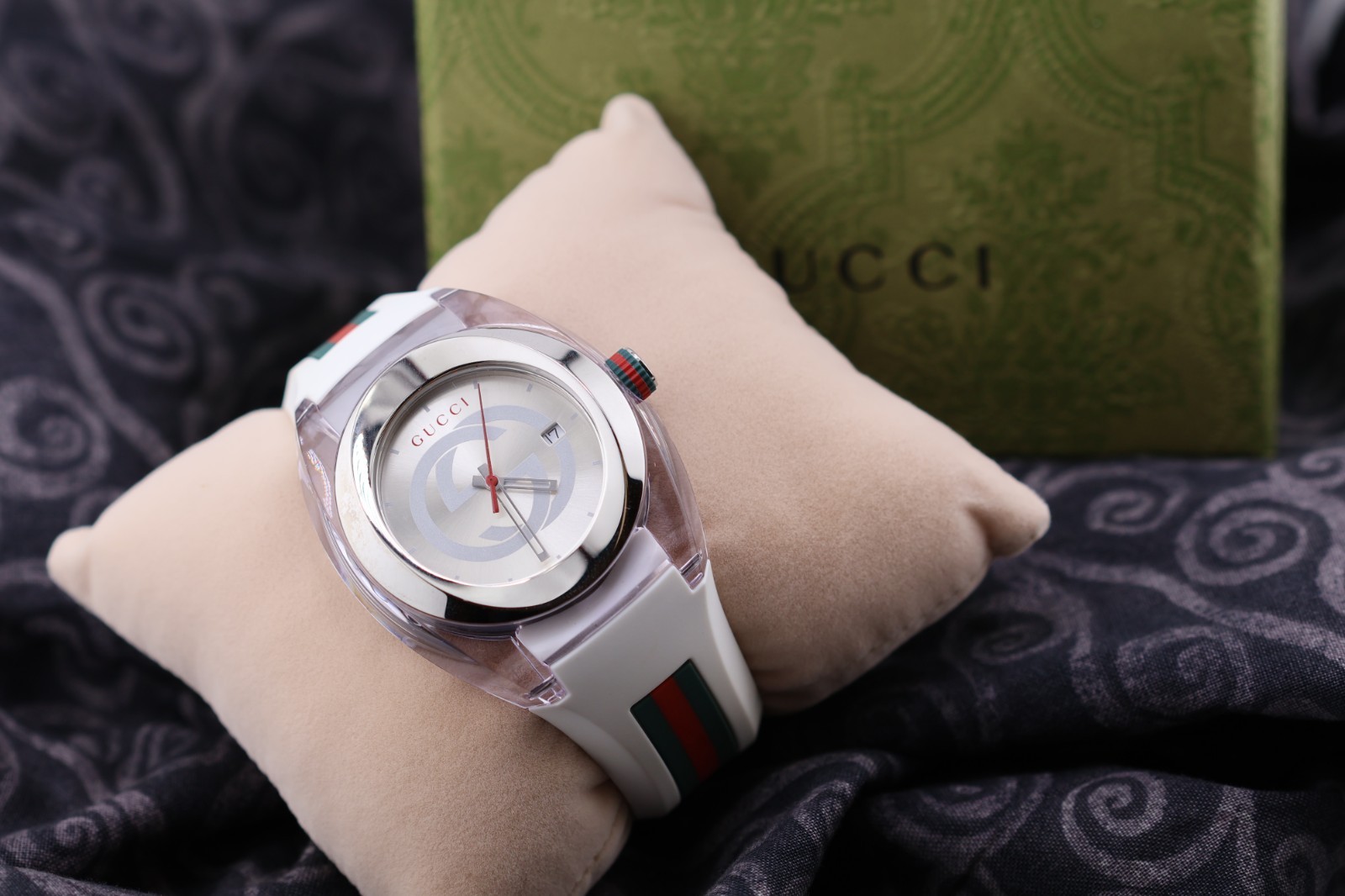 Gucci Sync Unisex Silicone Strap Watch – Silver