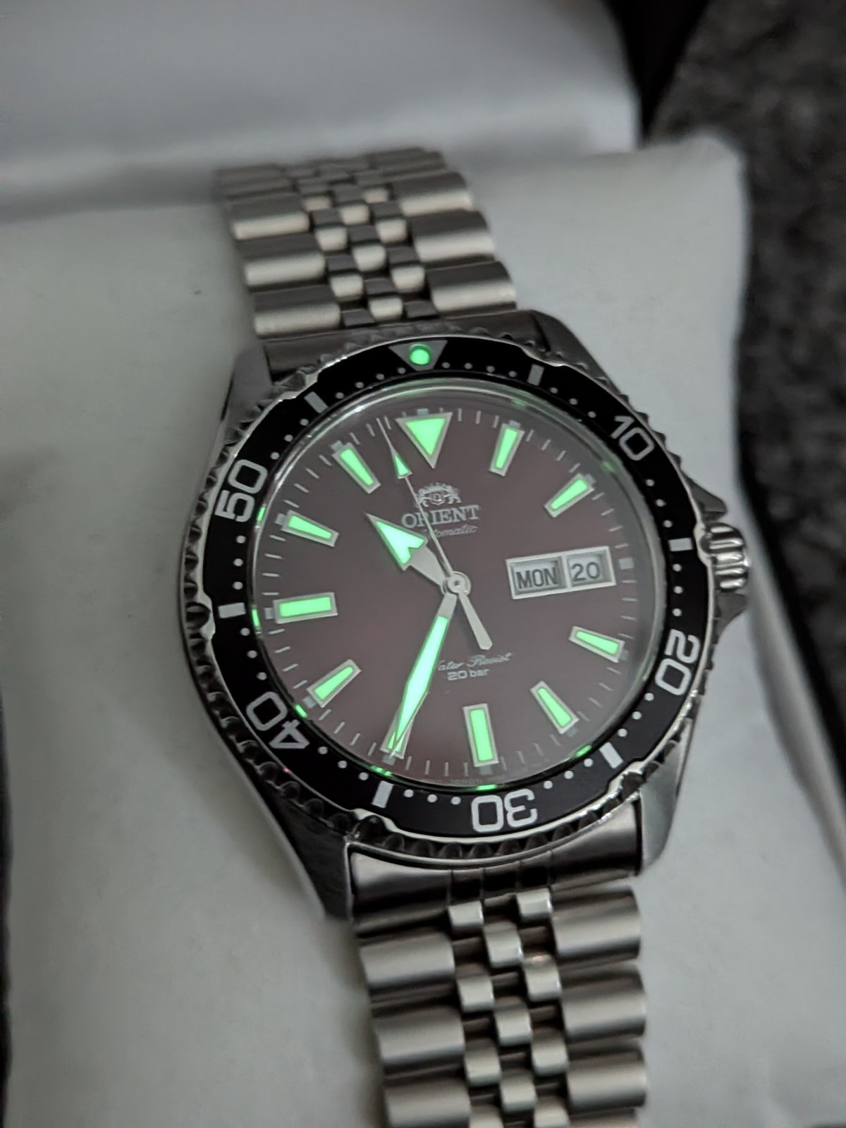 Orient Kamasu Sunburst Red Sapphire Glass Dial – 2 x Stainless Steel Bracelets