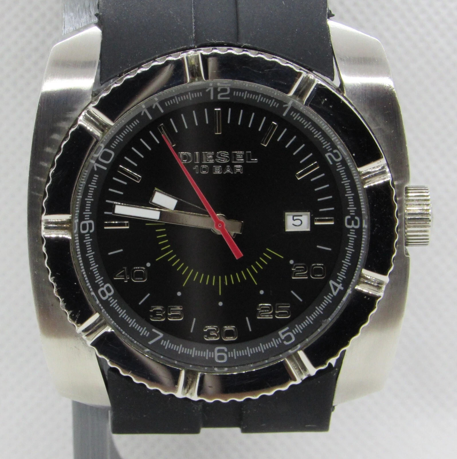 Diesel DZ-1152 Men’s Quartz Watch w/ Date Indicator – Running