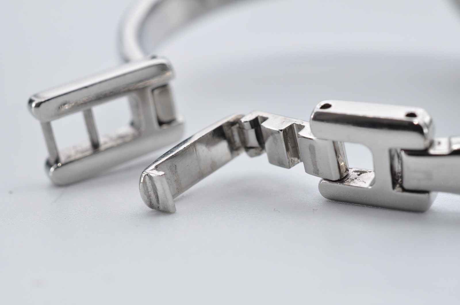 GUCCI 1400L Quartz Analog Silver Bangle Watch Women w-11130