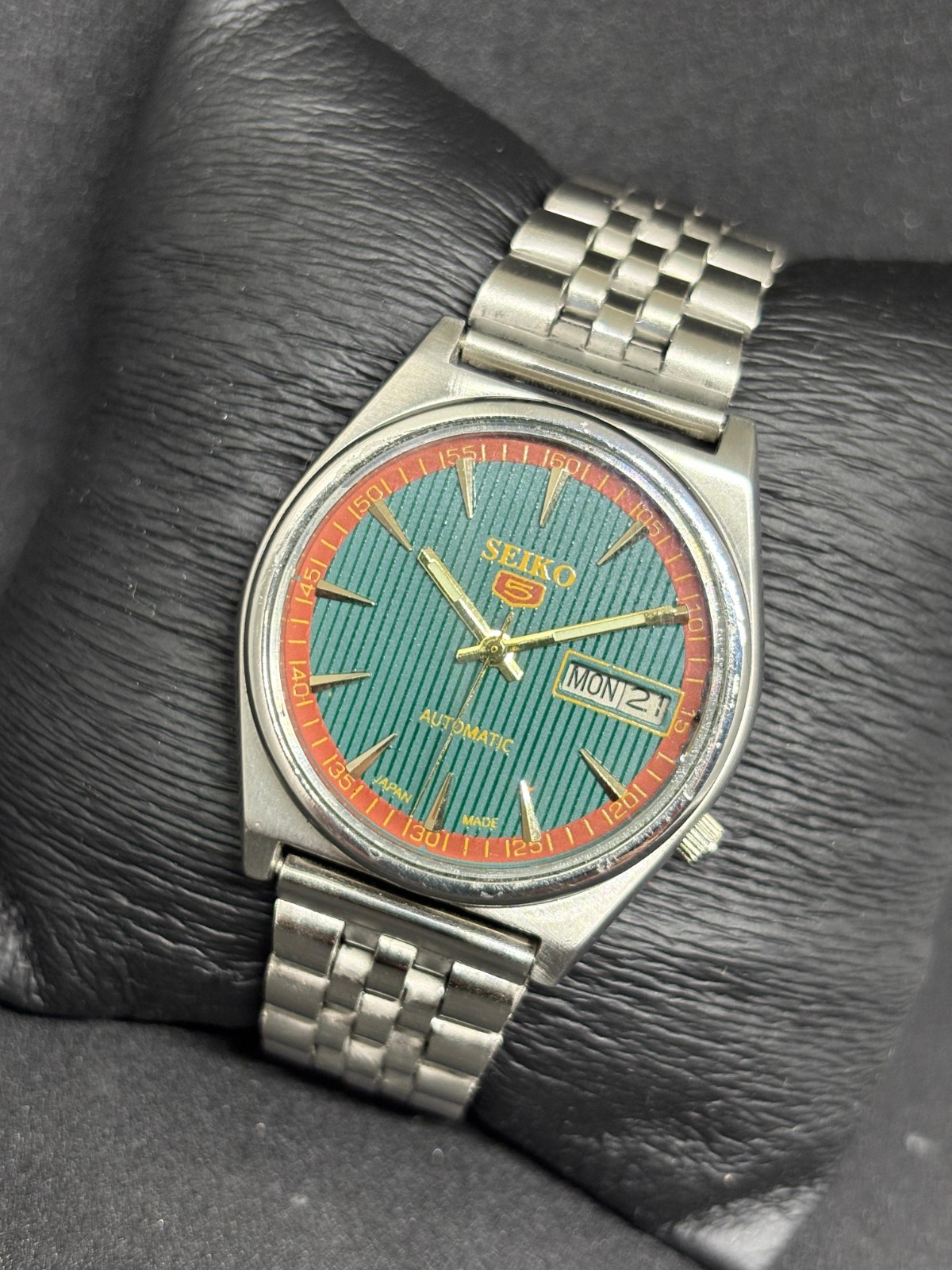 Vintage Seiko 5 Automatic Day/Date Japanese Men’s Wrist Watch