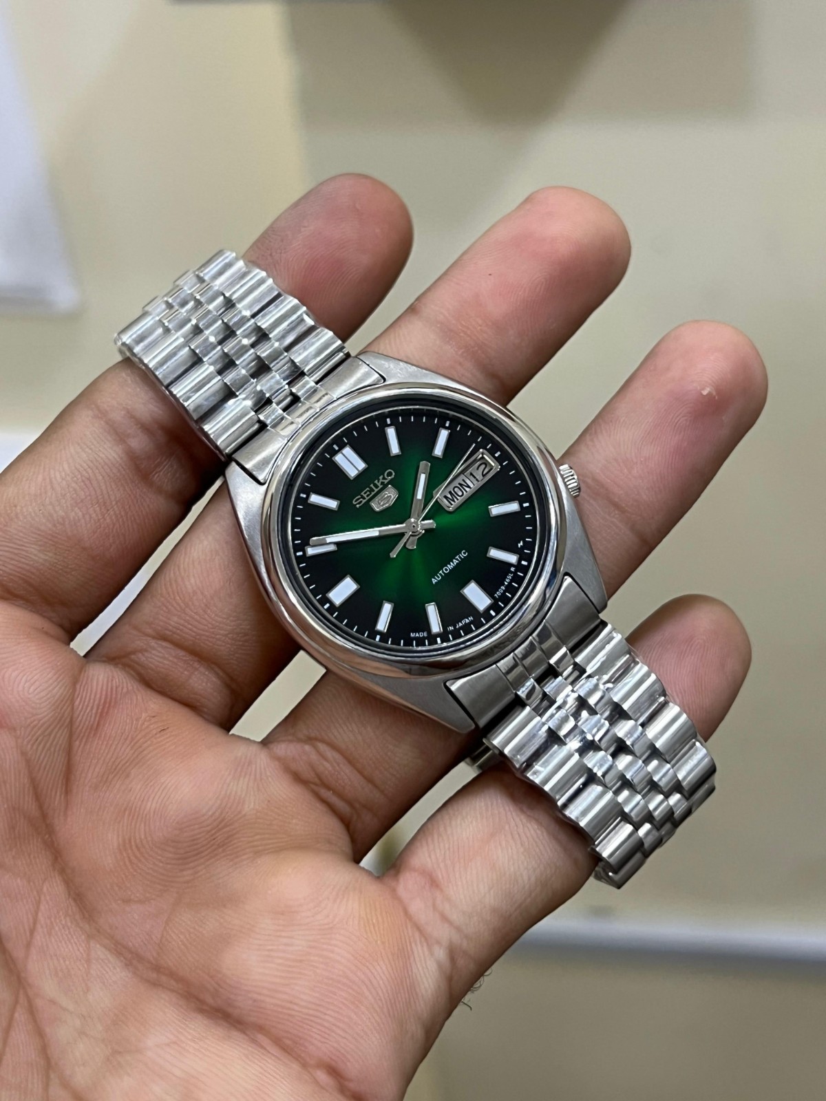 Seiko 5 Automatic Green and Black Dial Mens Watch Japan Made 7009
