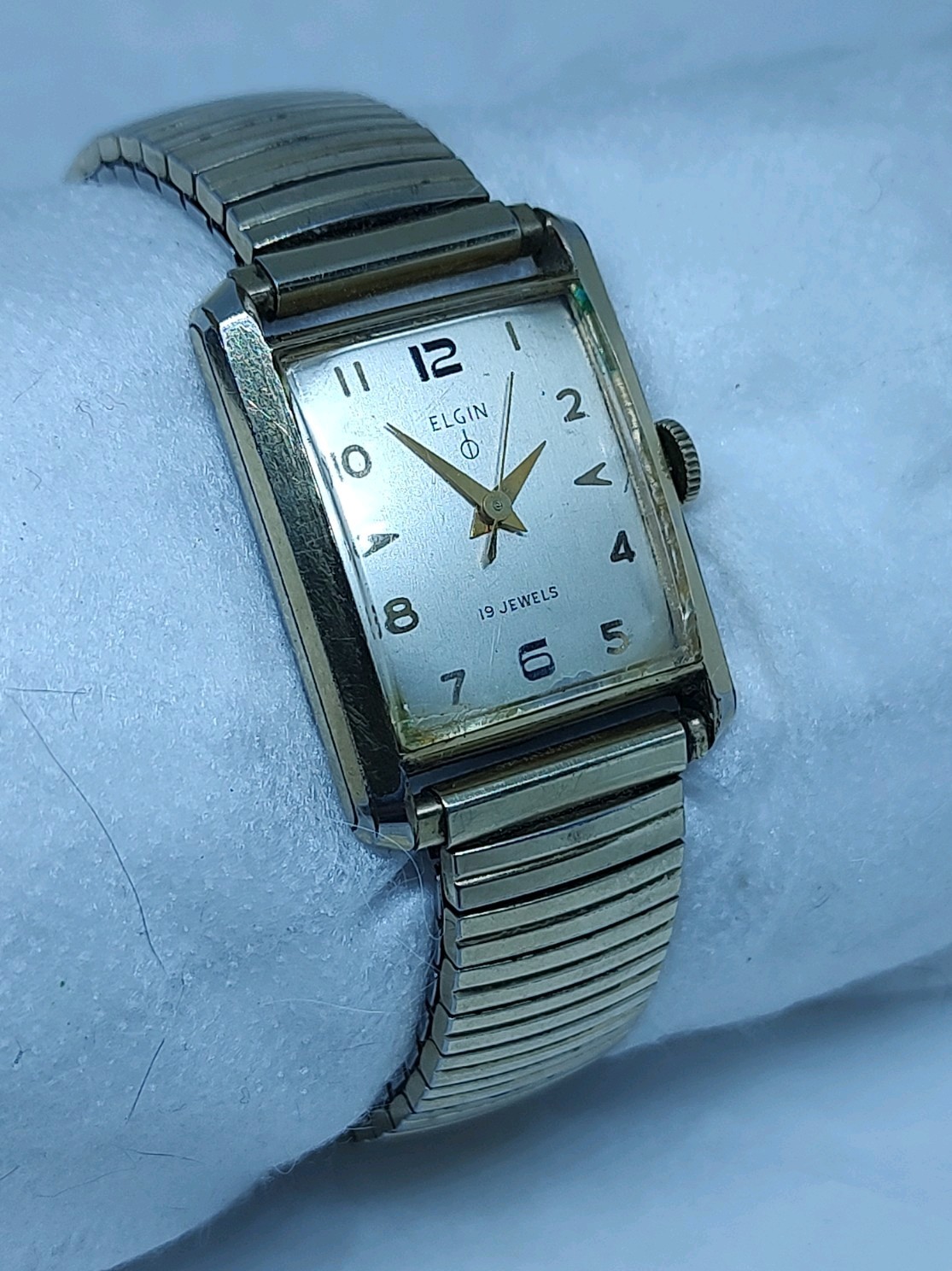 1944 Elgin 19j Rectangle Case Mens Wristwatch – Good Working Condition!