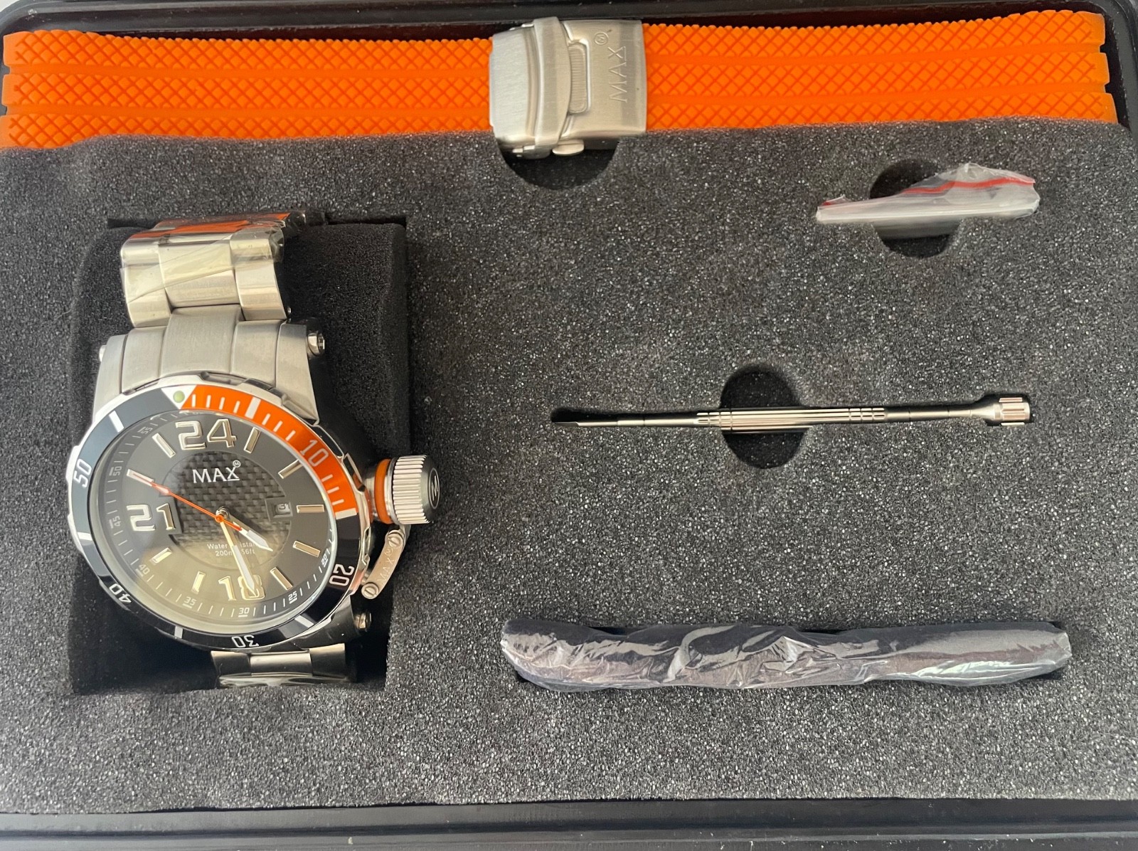 “Max Diver” 5-MAX545, 47mm stainless steel case, black dial, silver strap