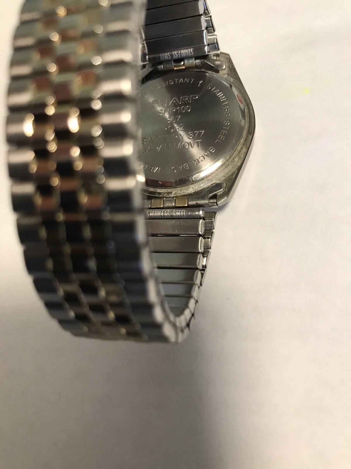 Sharp Mens Watch w/Date Indicator 100 Feet Water Resistant Gold & Silver NICE