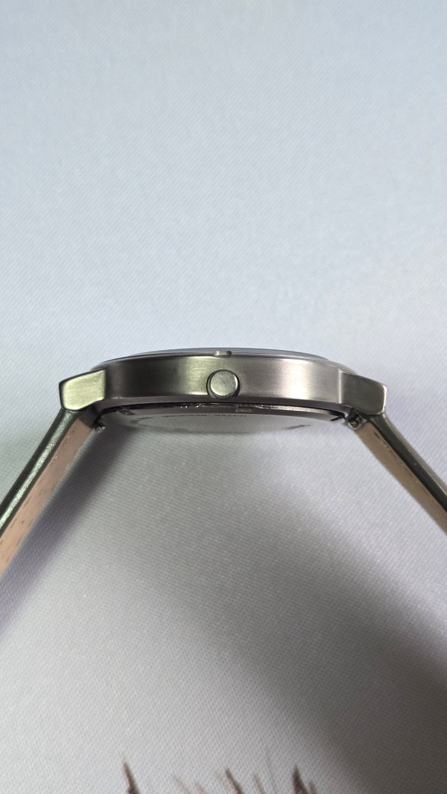 Lorus Men’s Titanium Quartz Field Watch – New Mineral Crystal & Strap – Mint