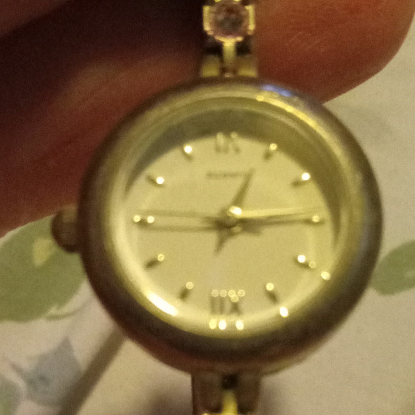 Vintage Avon Womens Dress Analog Quartz Watch White Dial Roman Bracelet