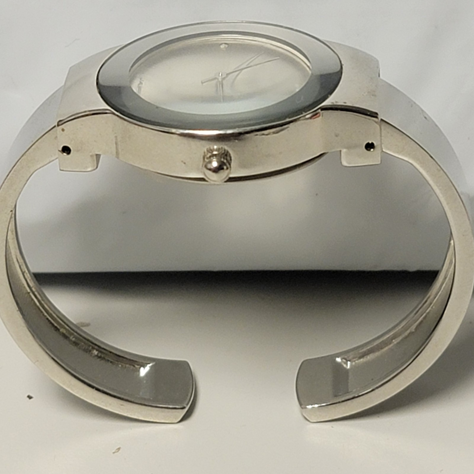 Wincci Analog Wristwatch with Spring Cuff Band and Quartz Movement