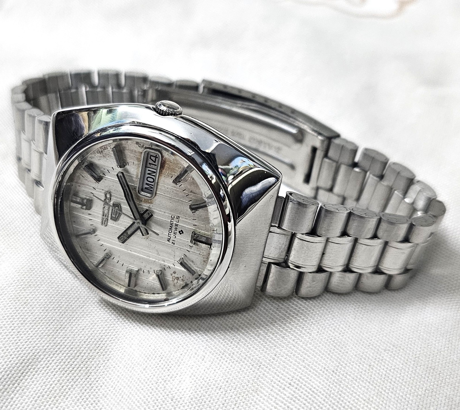 Vintage Seiko 5 Automatic Self Wind Japan Day Date Silver Dial Men’s Watch 37mm