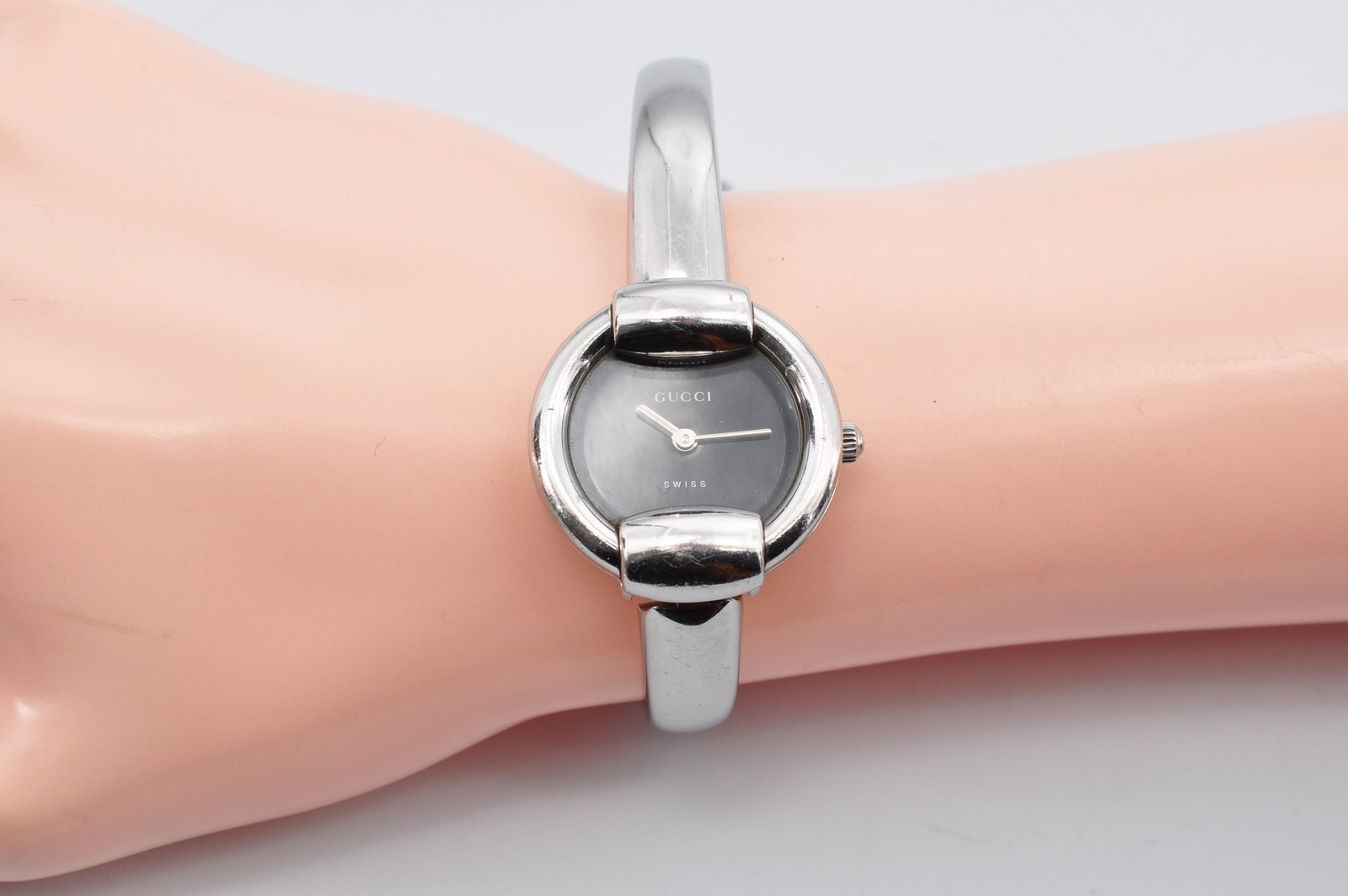 GUCCI 1400L Quartz Analog Silver Bangle Watch w-11107