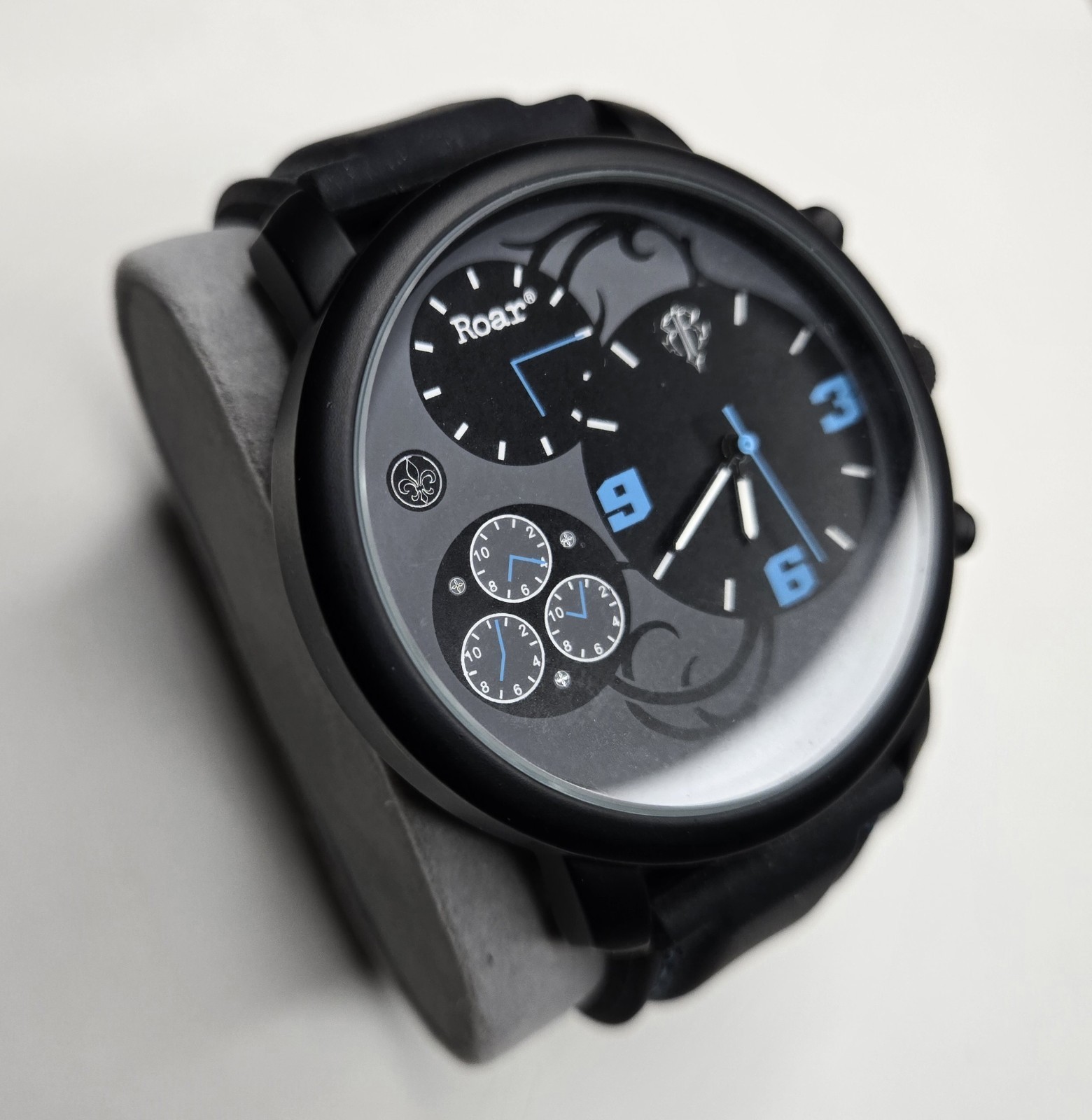 Roar Black Light Blue Gray Dial Round Case Rubber Band Men’s Watch Working