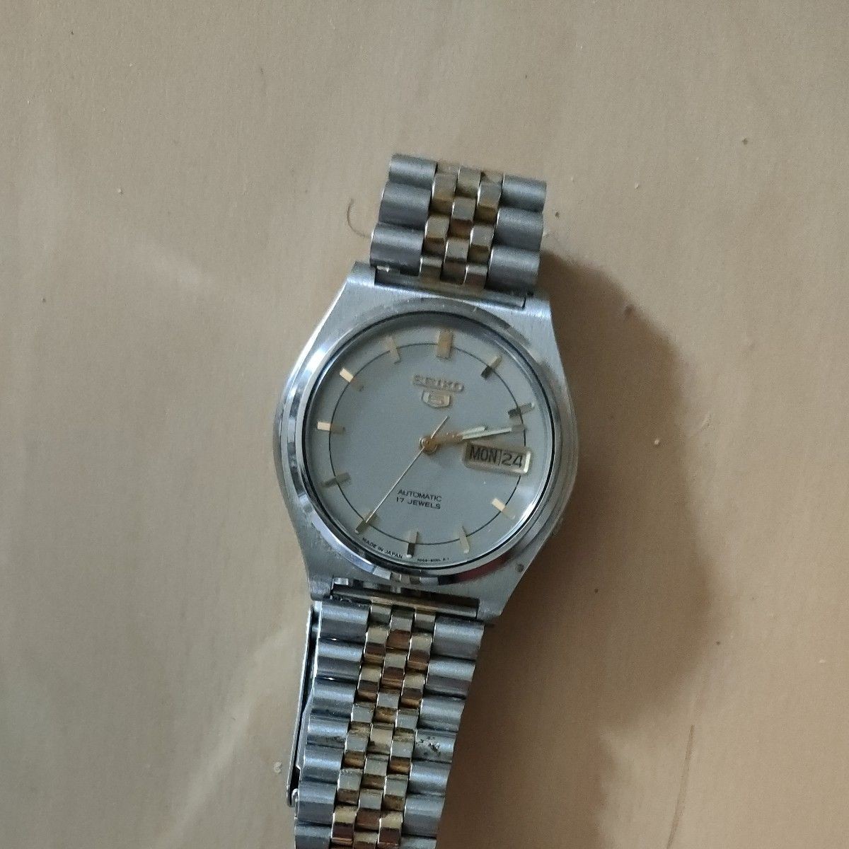SEIKO 5 7009-3171 Automatic 17Jewels Day Date Silver Gold Mens Watch Vintage