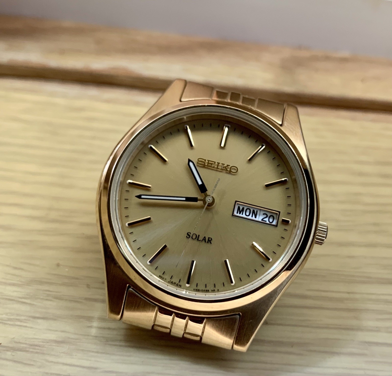 Seiko Solar Watch Men 37mm Champagne Dial Gold Tone Daydate V158-0aa0
