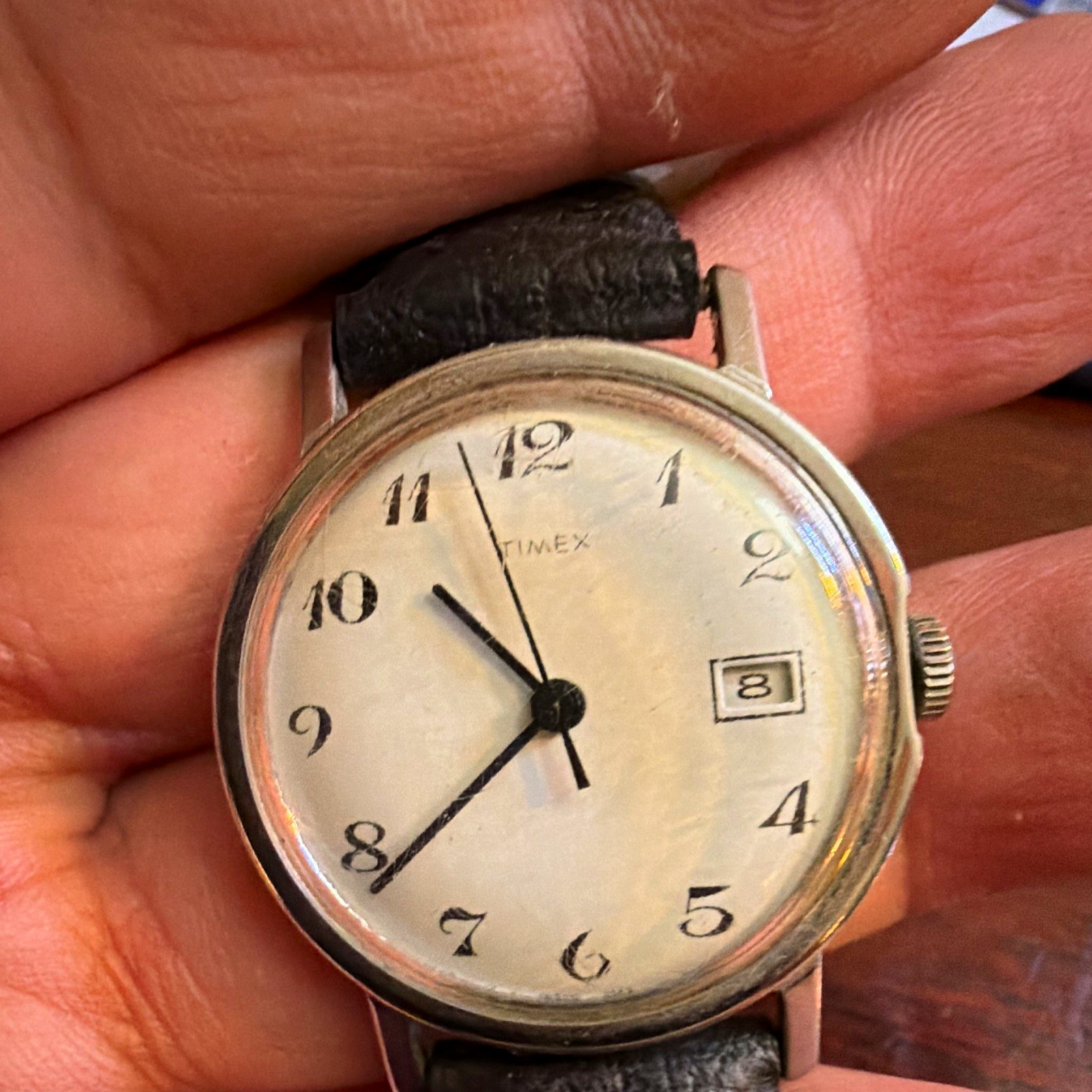 Timex Unisex Classic Analog Watch White Dial Arabic Numerals Date Black Leather