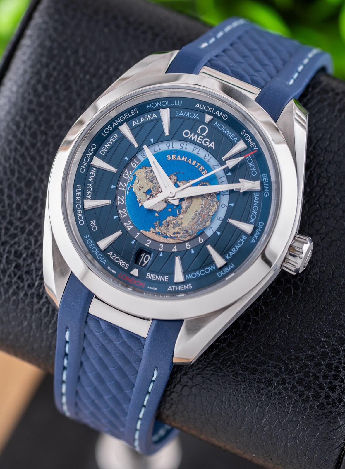 Omega Seamaster Aqua Terra Worldtimer 220.12.43.22.03.001 with Box & Papers!!