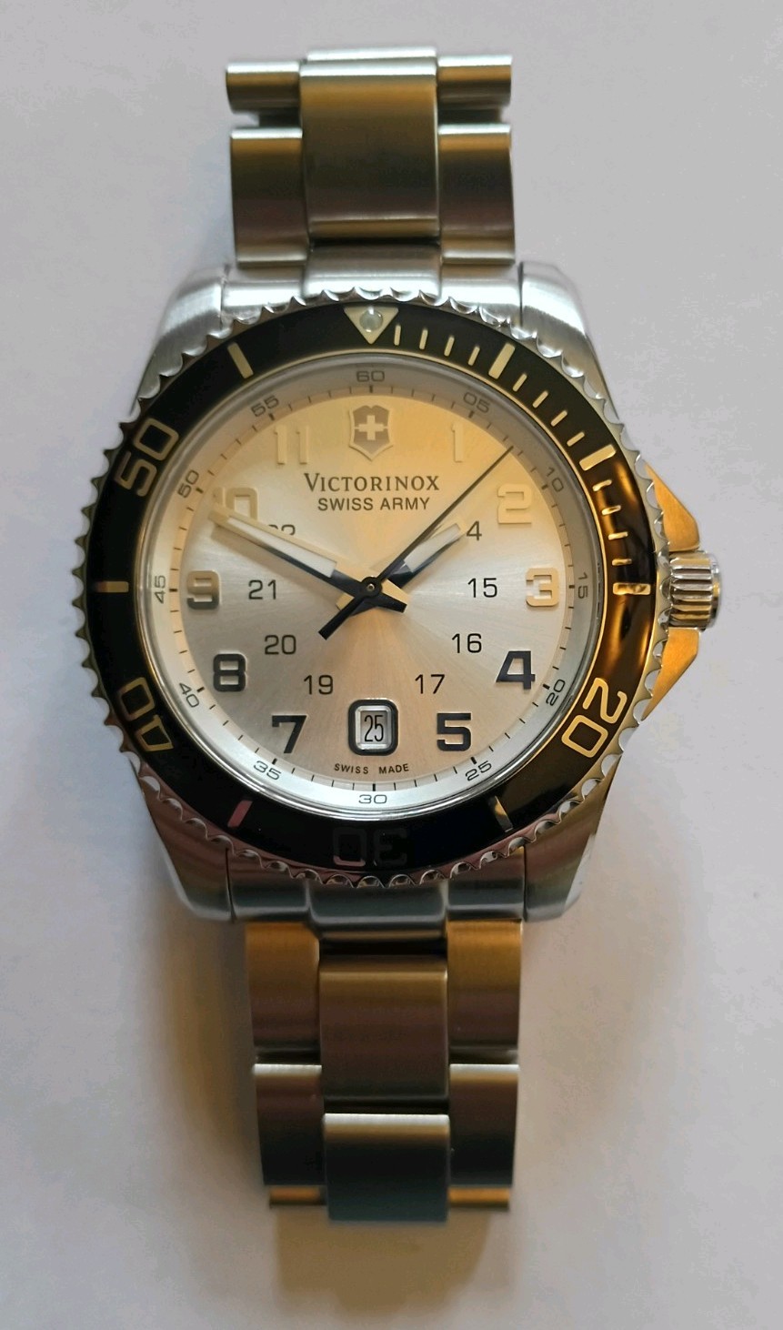 Victorinox 241437 Men’s Maverick quartz silver Dial Steel Bracelet Watch
