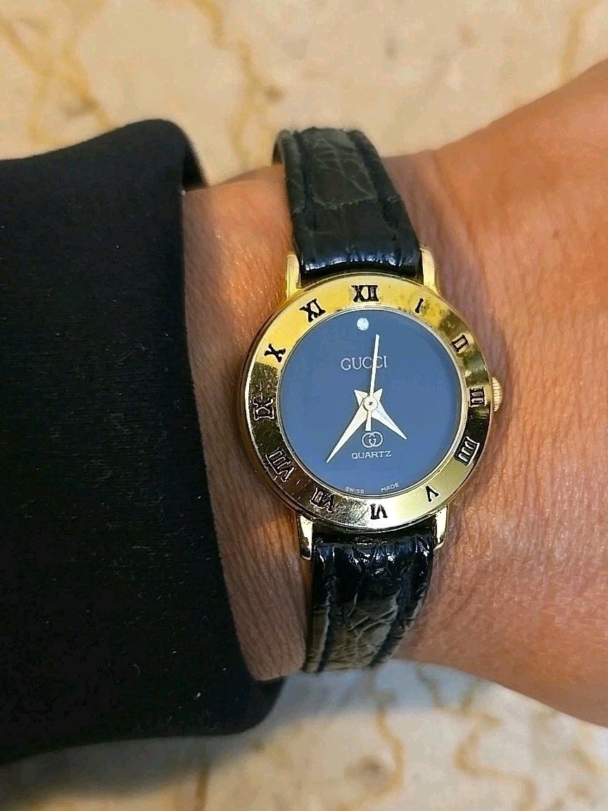 Gucci Ladies Quartz Wristwatch Watch Gold Black Dial Roman Numbers 9000L