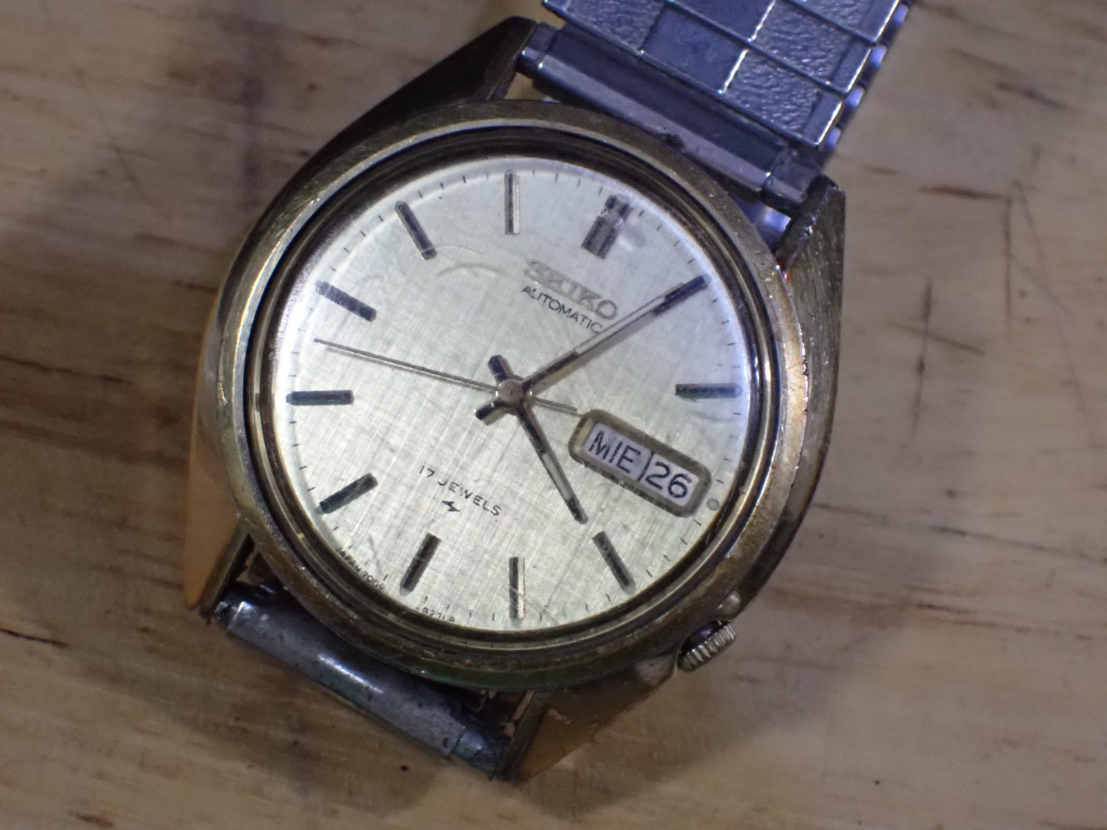 Seiko Men’s 17 Jewel Automatic Wristwatch Good Balance 7019 8270 gold linen dial