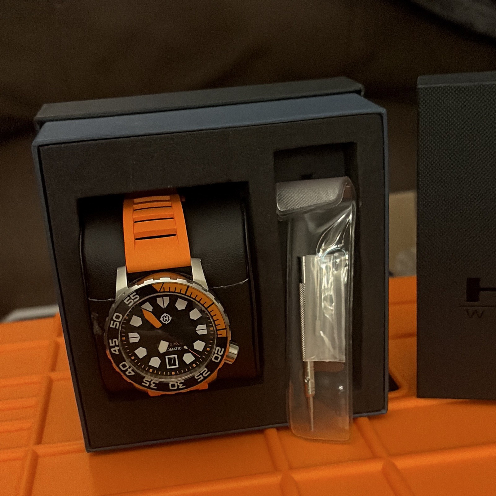 Helm khuraburi Men’s Automatic Diver 300m 42mm Black Dial Orange Rubber Box