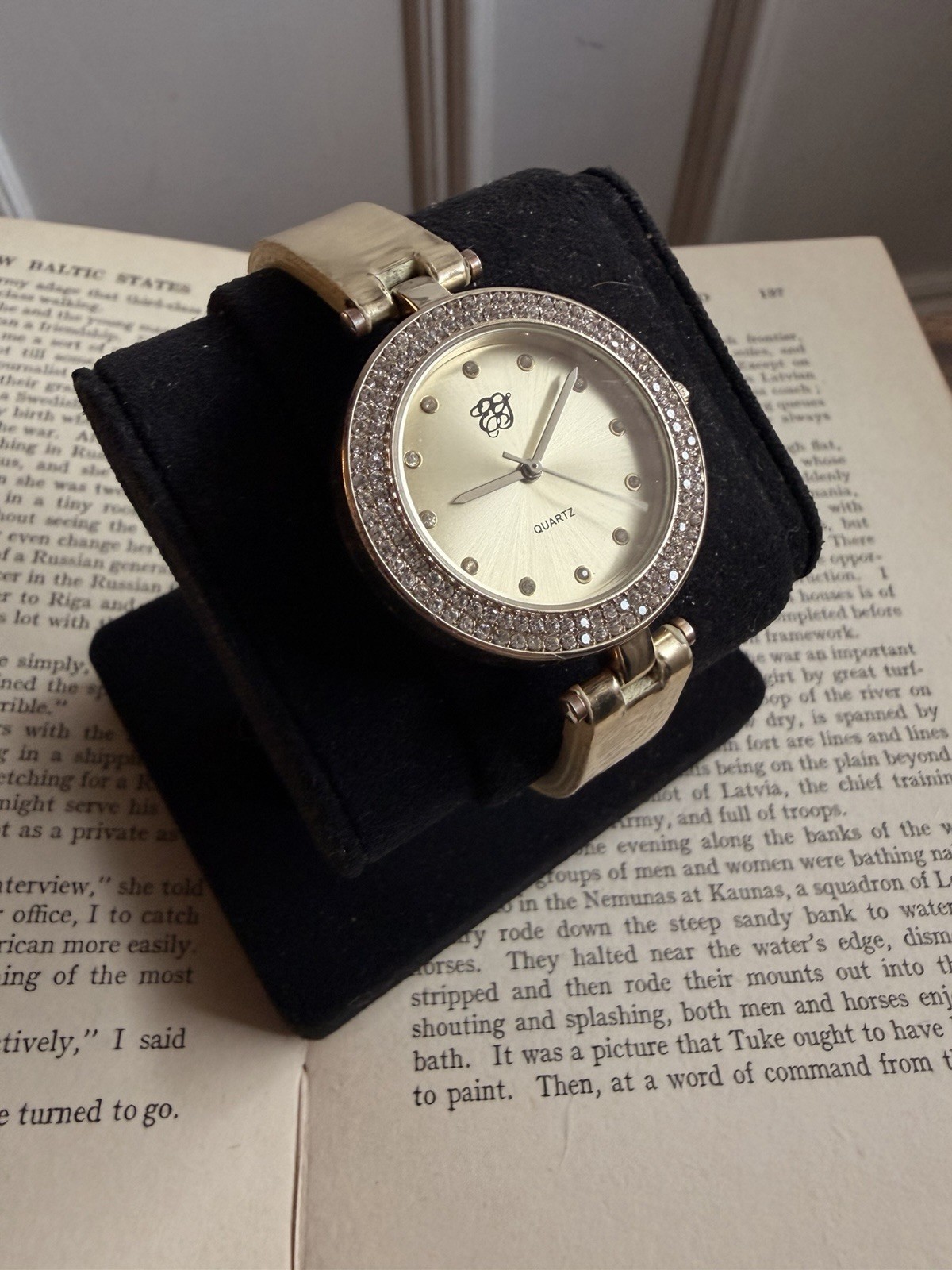 Women Quartz Analog Wristwatch Gold Tone Dot Indexes Crystal Bezel Dress