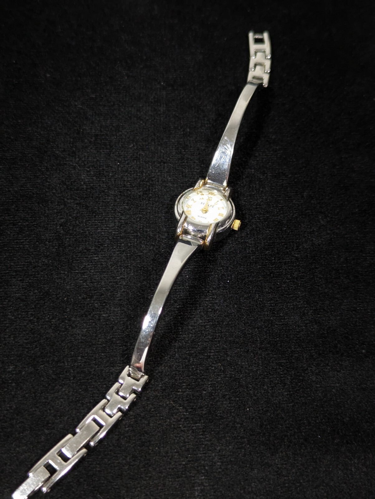 Decade Womans White Dial Round Silver Tone Case Bracelet Band Watch 6.75 In