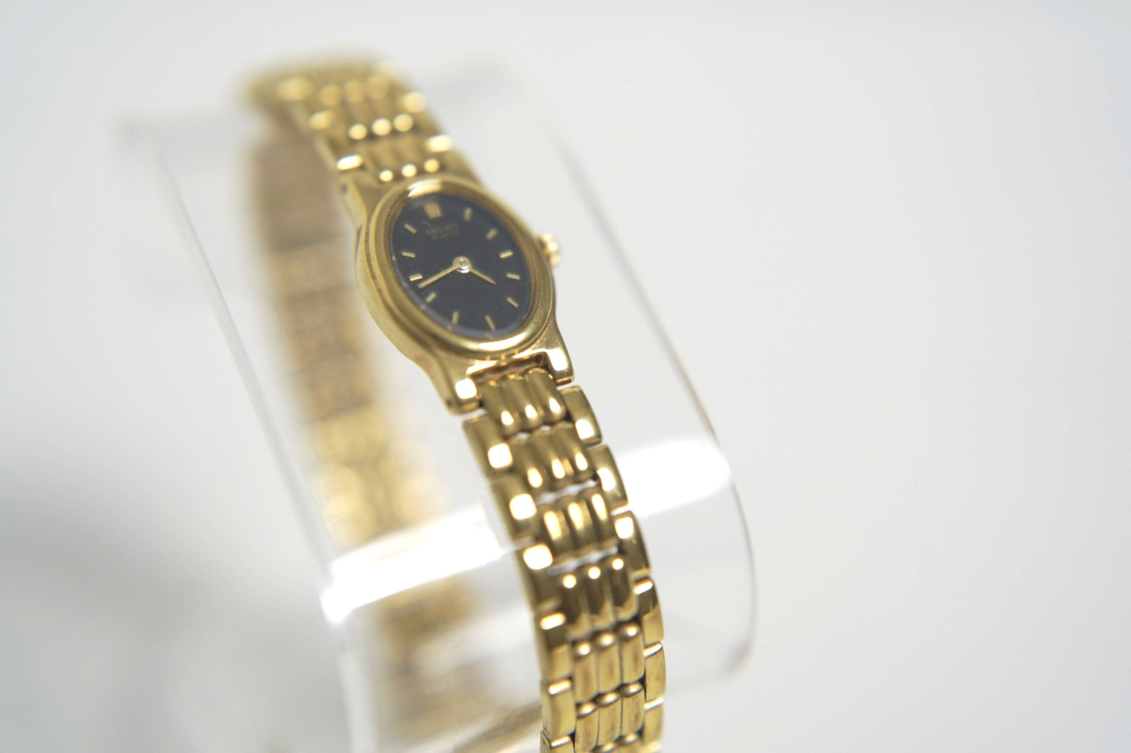Vintage Seiko Ladies Quartz Watch 1F20-5B90 15mm Black Dial Gold Tone