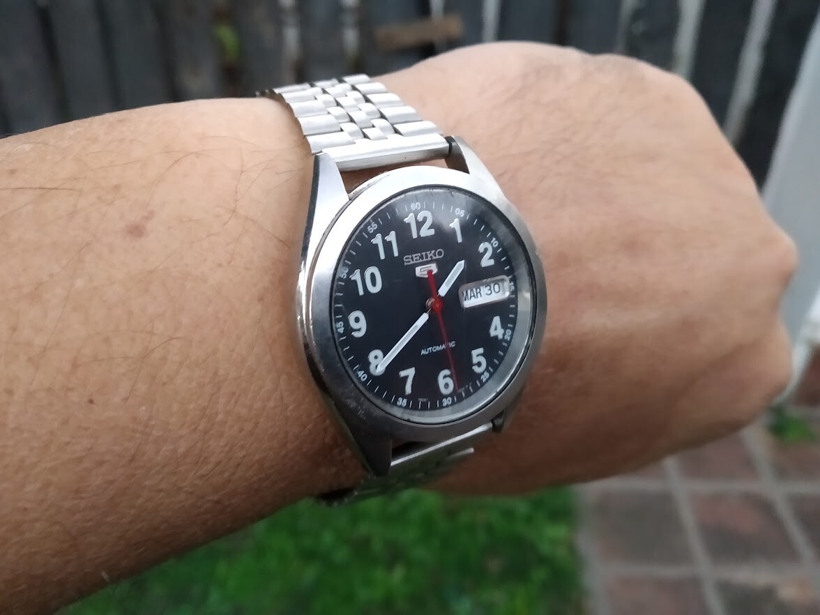 SEIKO 5 AUTOMATIC 7S26 0420 TRANSPARENT BACK BLACK NO MARKS ARABIC NUMERALS