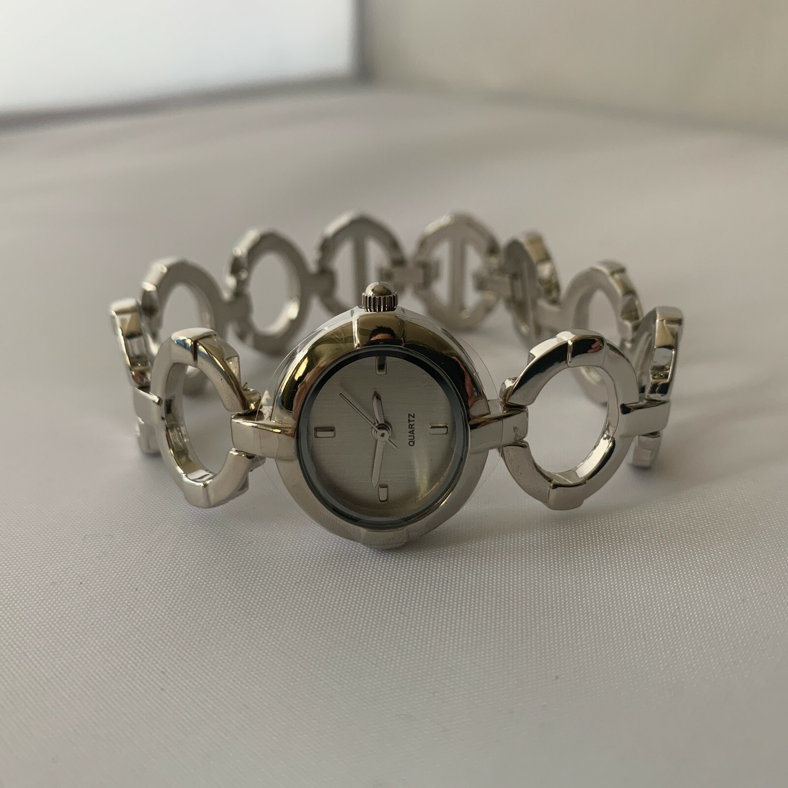 AVON SILVERTONE CIRCLE WATCH QUARTZ – NIB