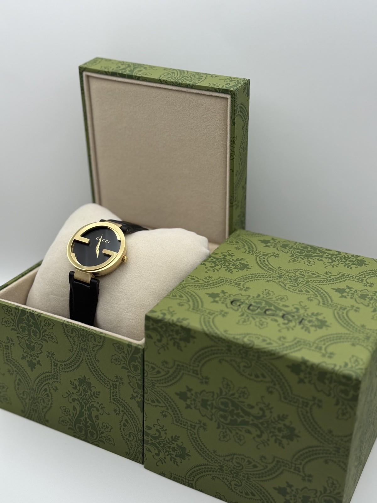 Gucci YA133312 Interlocking-G Grammy Special 37MM Unisex Black Leather Watch