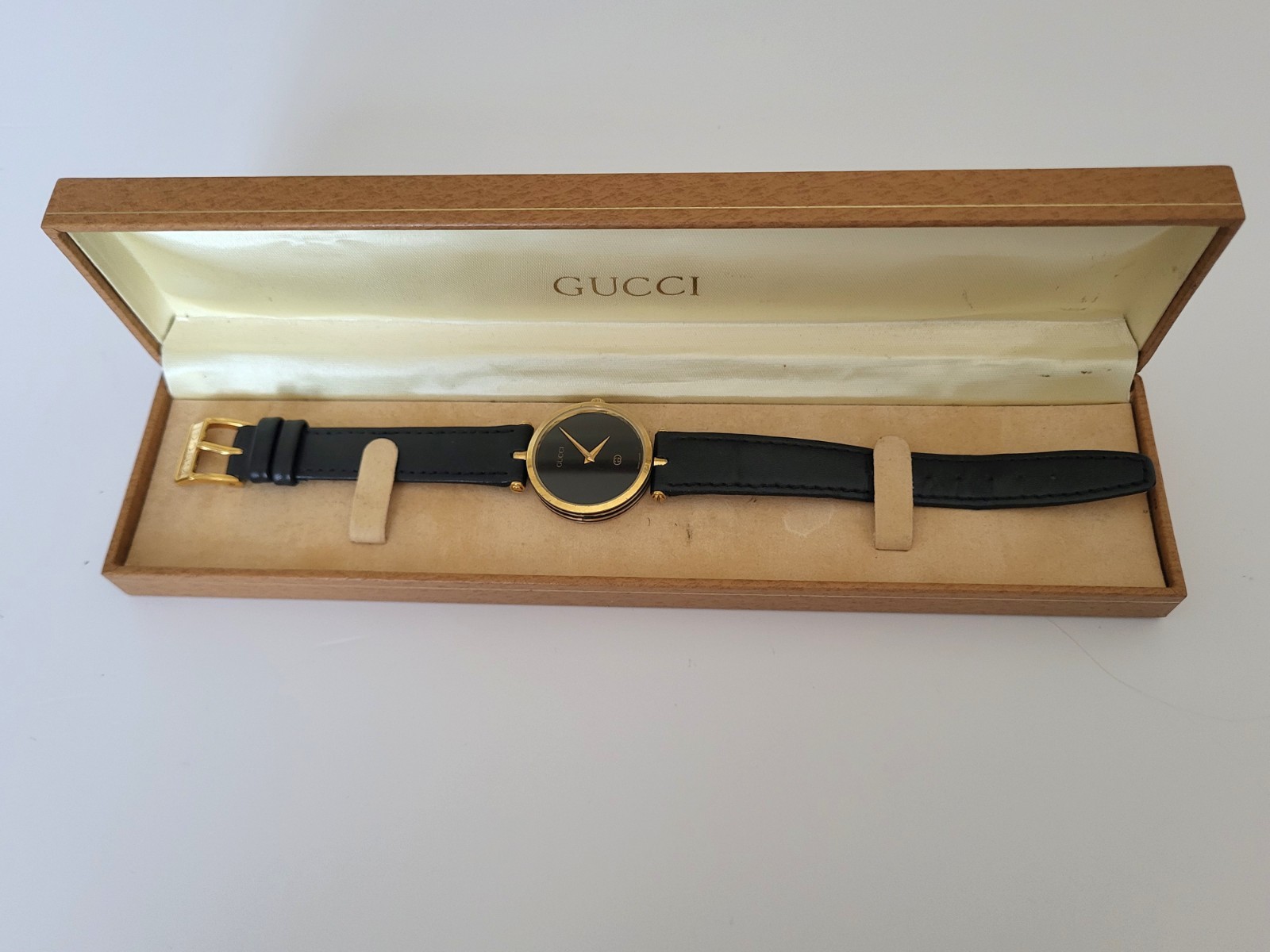 Vintage Gucci 2000M Quartz Watch (Unisex, 30mm) – 1990s Classic