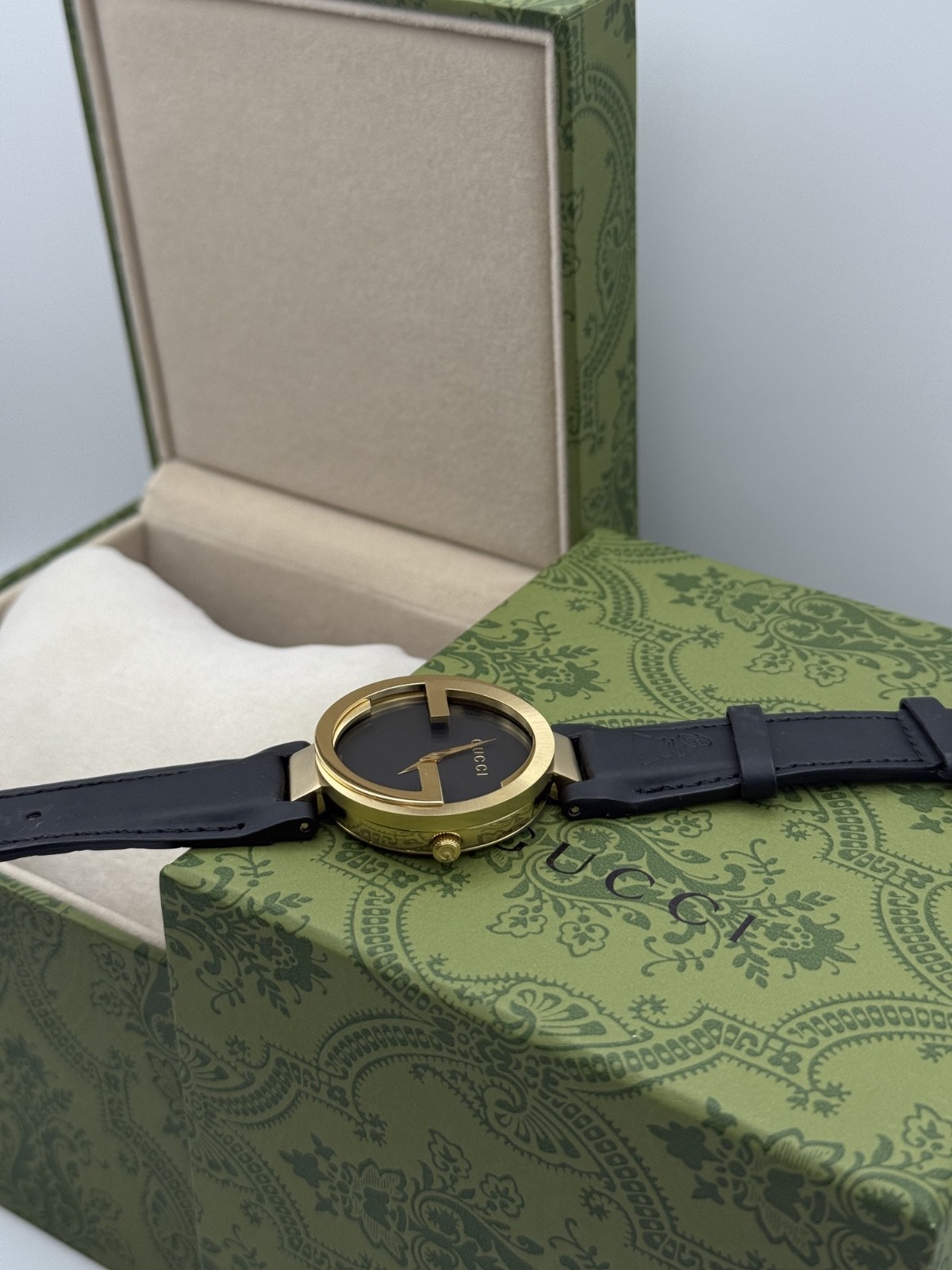 Gucci YA133312 Interlocking-G Grammy Special 37MM Unisex Black Leather Watch