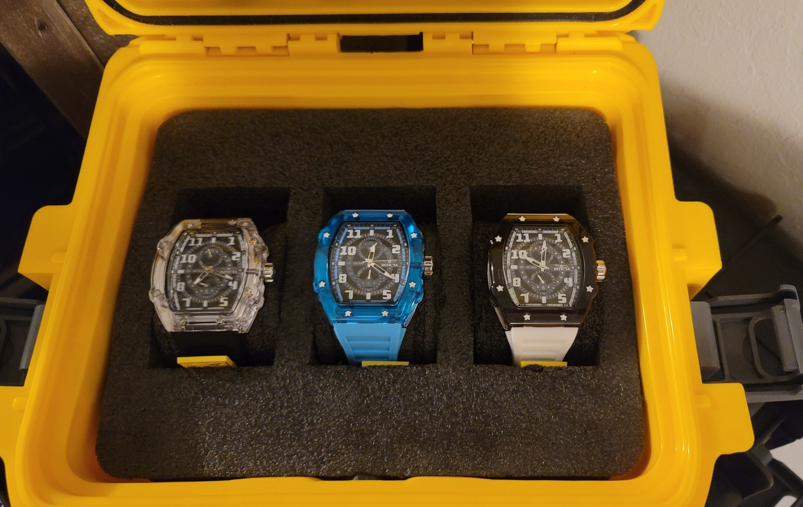 🏷 Watch set, Invicta Racing Man 48.50mm, blue, black n white, white n black.