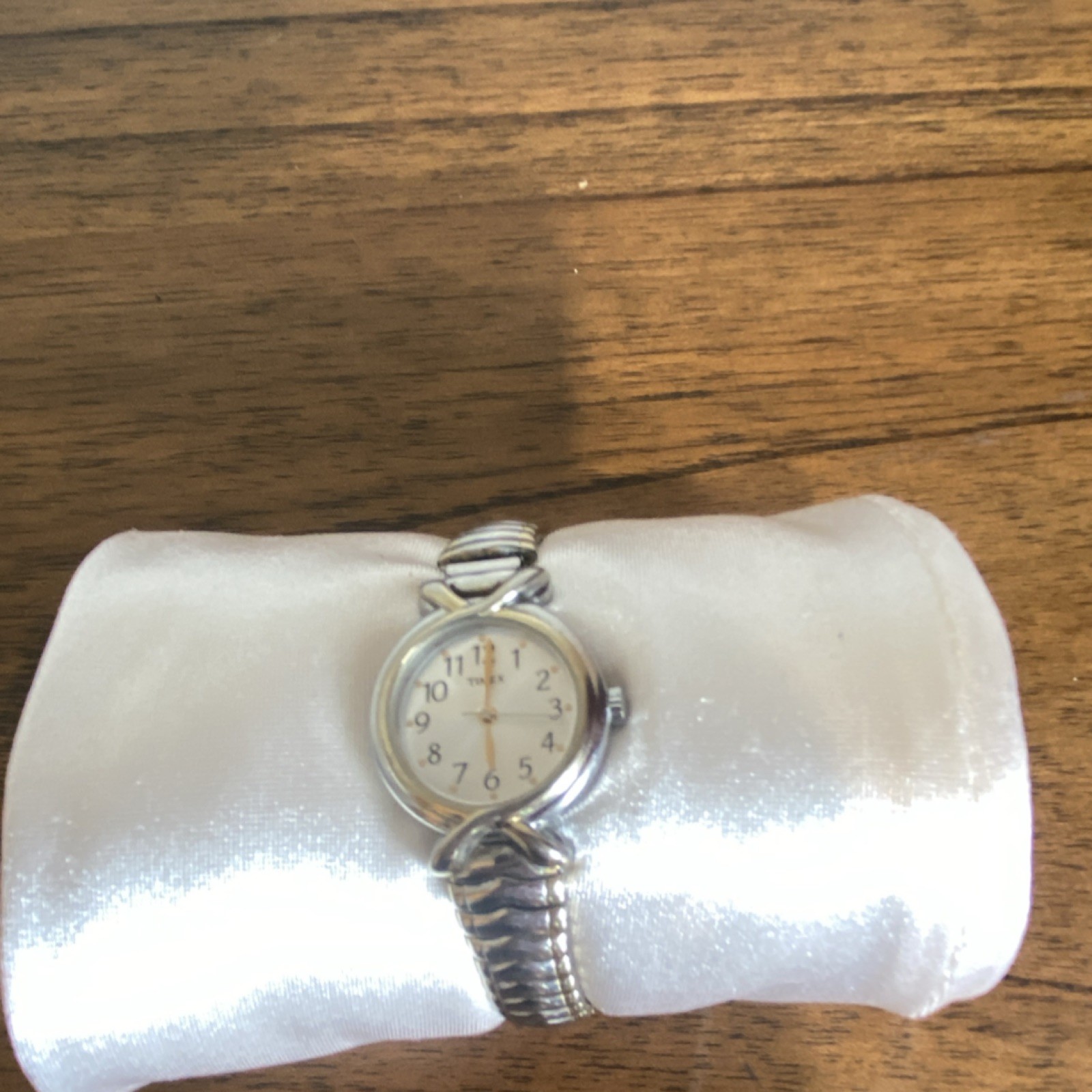 Women’s Analog Wristwatch Round White Dial Silver Metal Bracelet Arabic Dress
