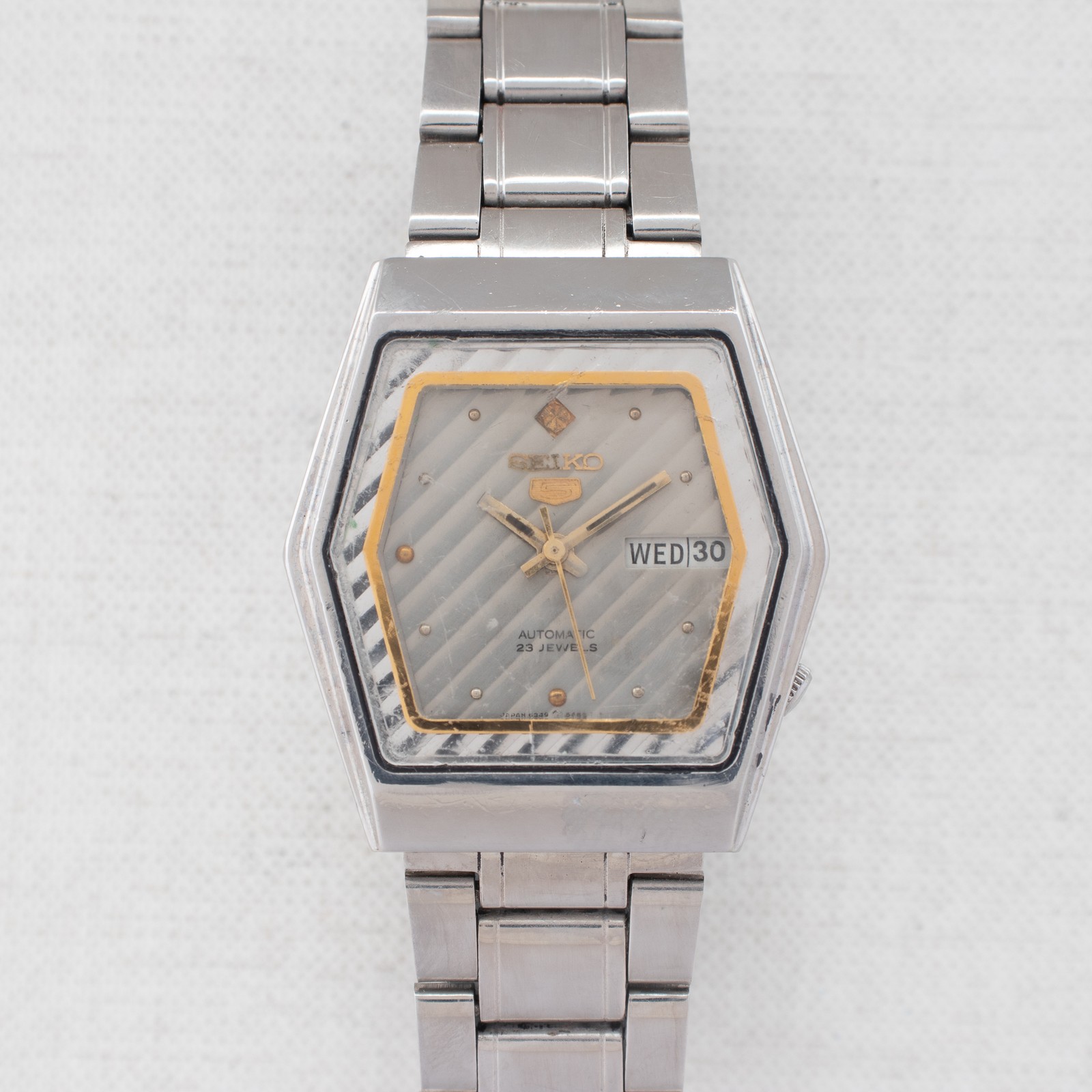 Vintage Seiko 5 Auto 6349-5420 Diagonal Striped Silver Dial Bilingual Day Watch