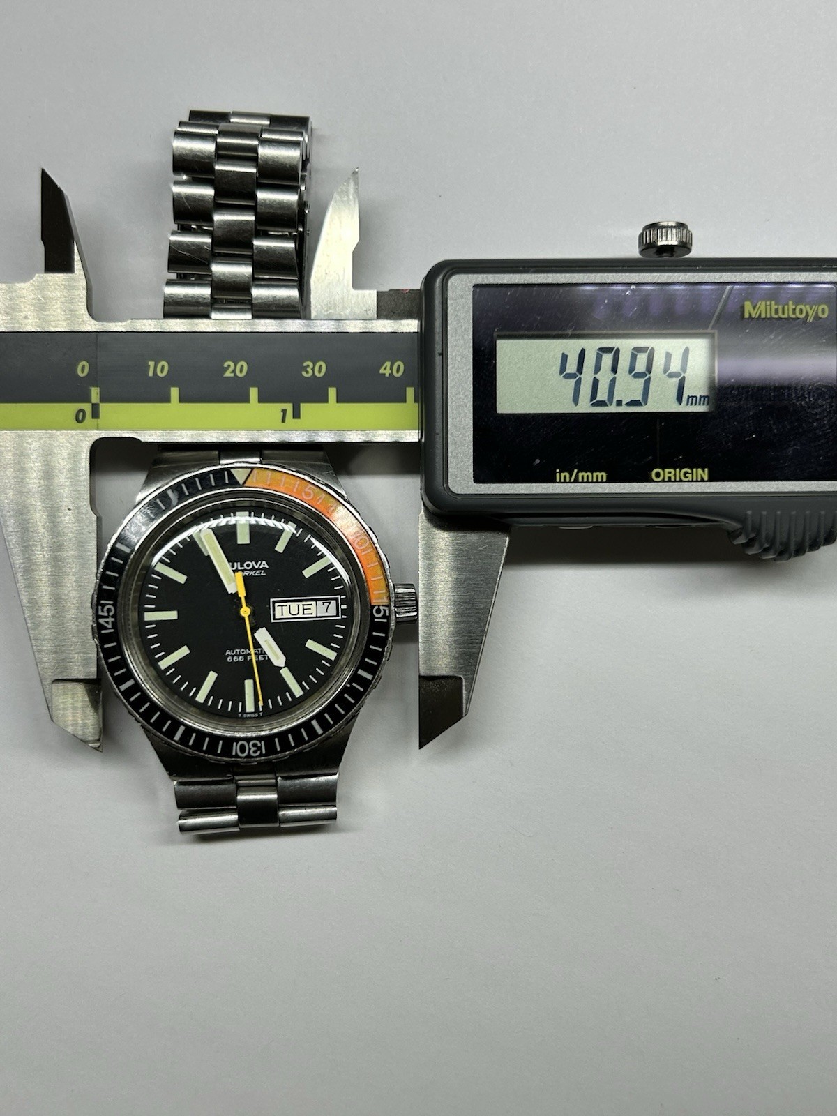 Bulova Snorkel Day-Date Automatic Watch 666 Feet Vintage Rare Devil Diver 7202-4