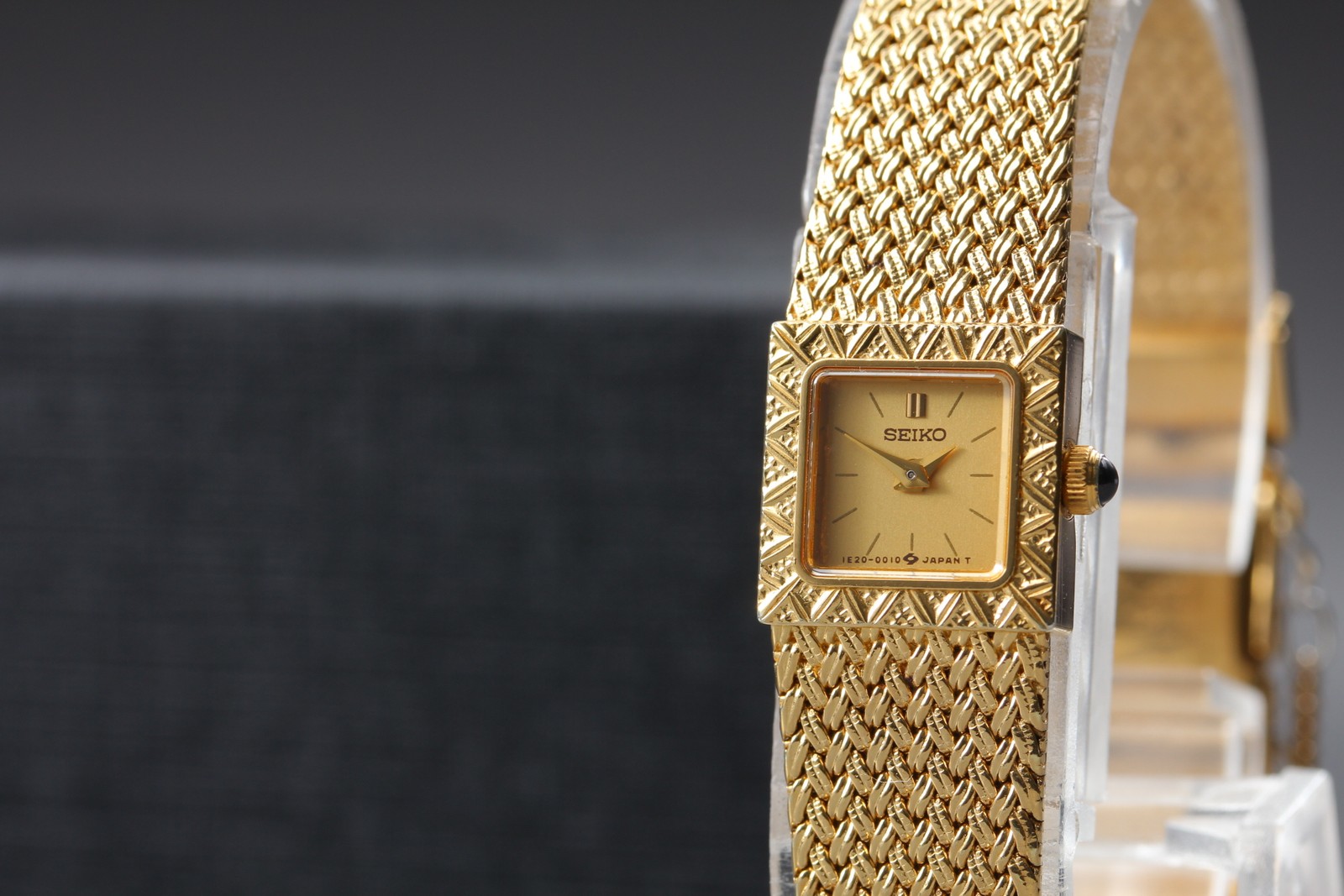 Vintage 1993 Near MINT Seiko 1E20-5000 Gold Square 13mm Quartz Ladies Watch